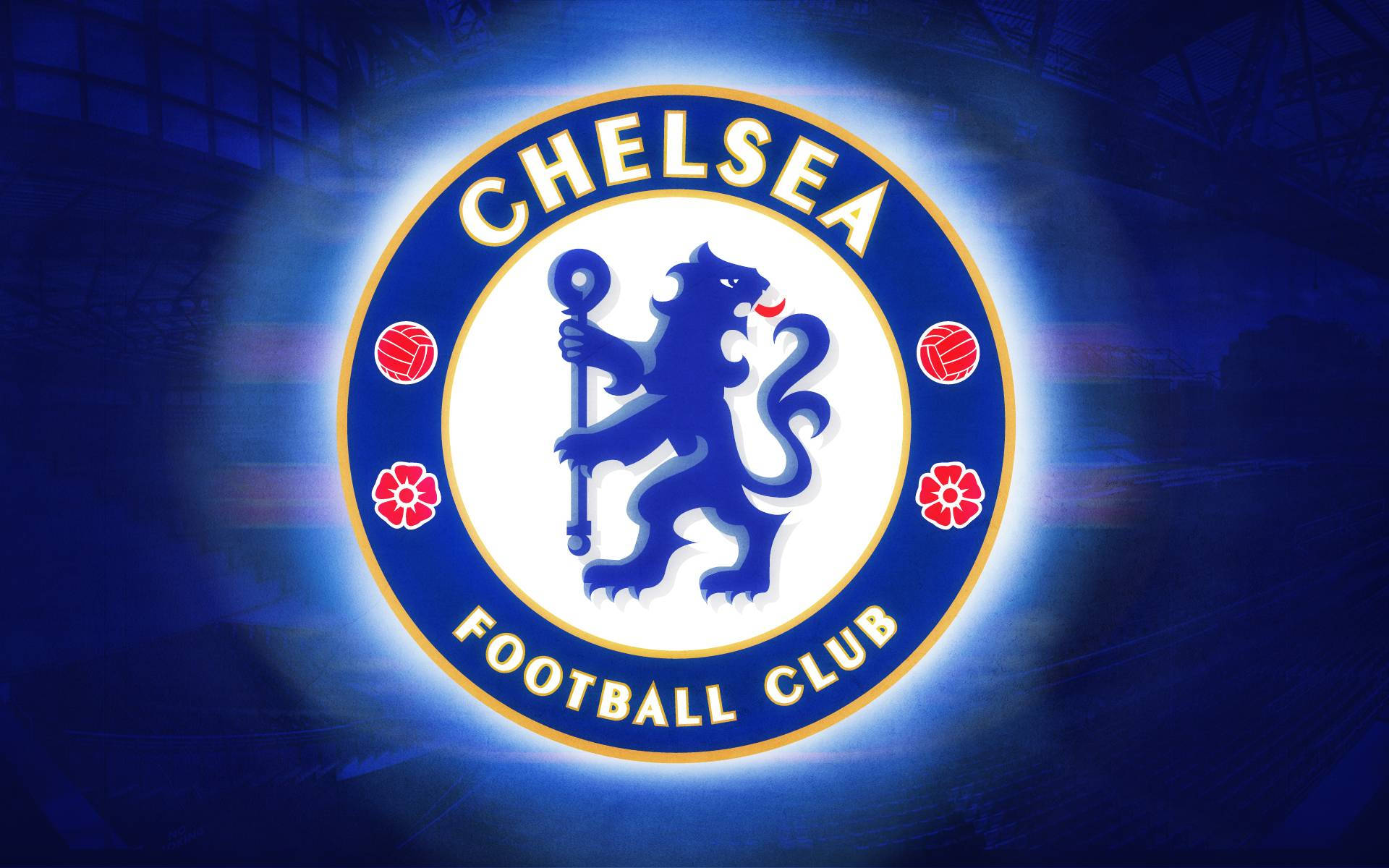 chelsea fc logo 桌布 壁紙 — 切爾西足球俱樂部徽章在球場背景下散發出耀眼的藍光。