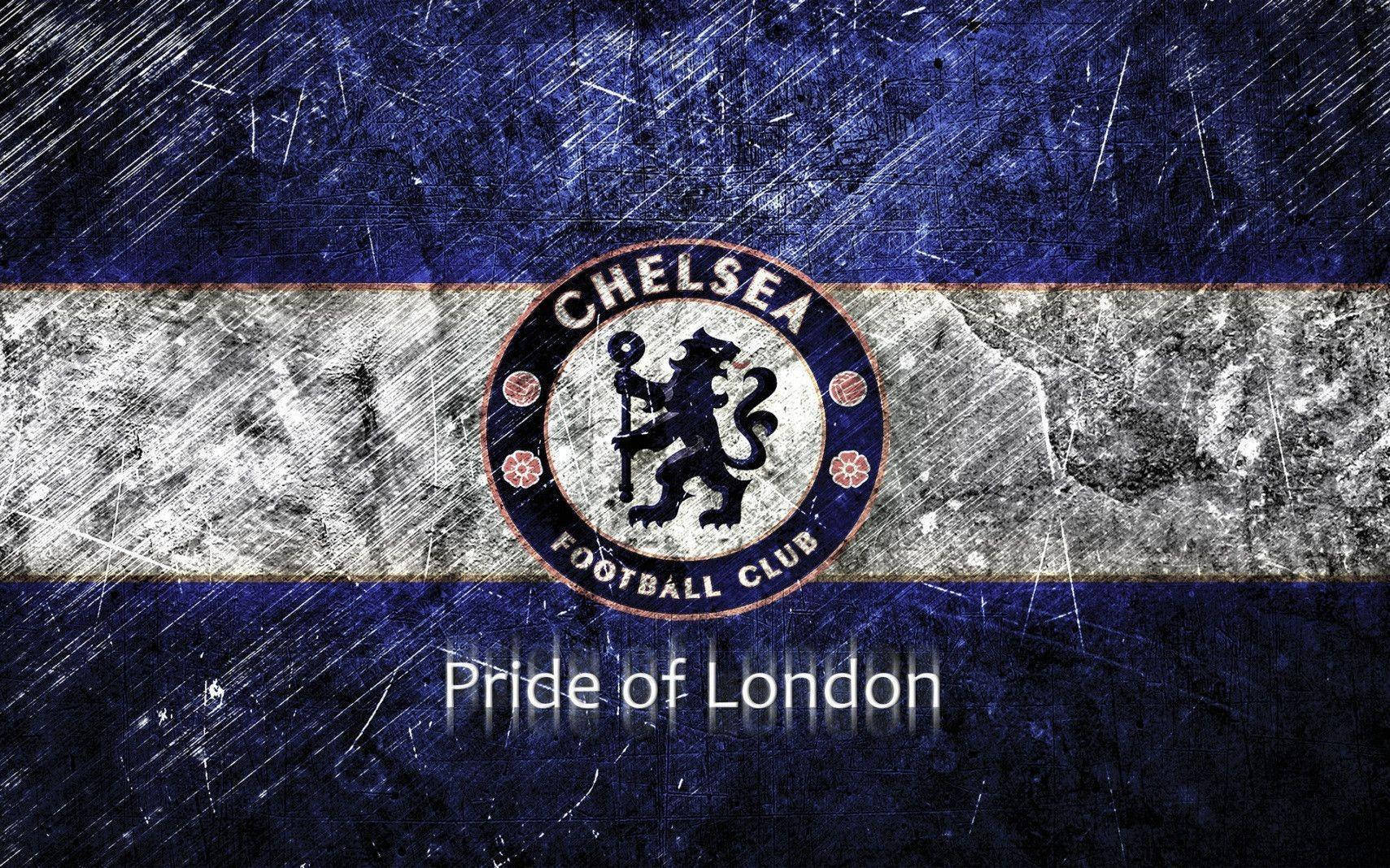 chelsea fc logo 桌布 壁紙 — 切爾西足球俱樂部徽章居中於磨損的藍白條紋背景上，下方有「Pride of London」文字。