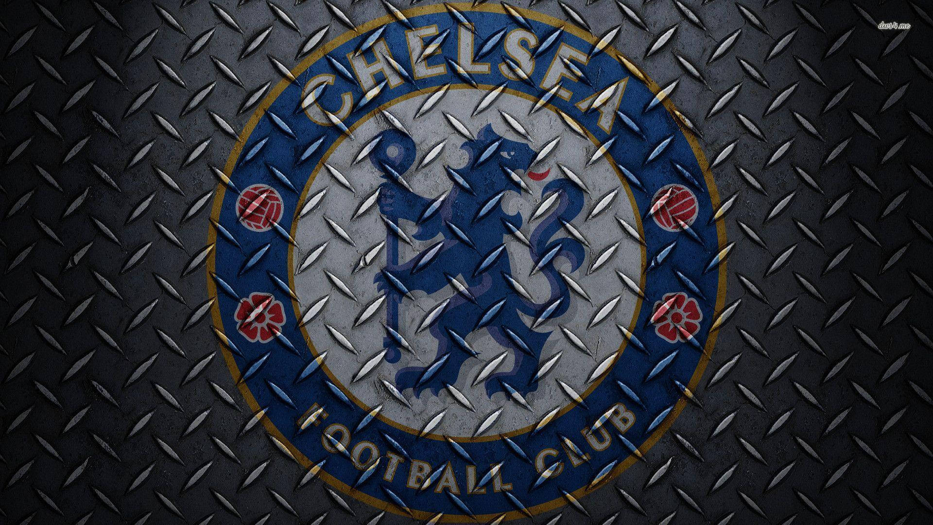 chelsea fc logo 桌布 壁紙 — 切爾西足球俱樂部徽章置於帶有工業砂礫紋理的鑽石紋金屬板表面中央。