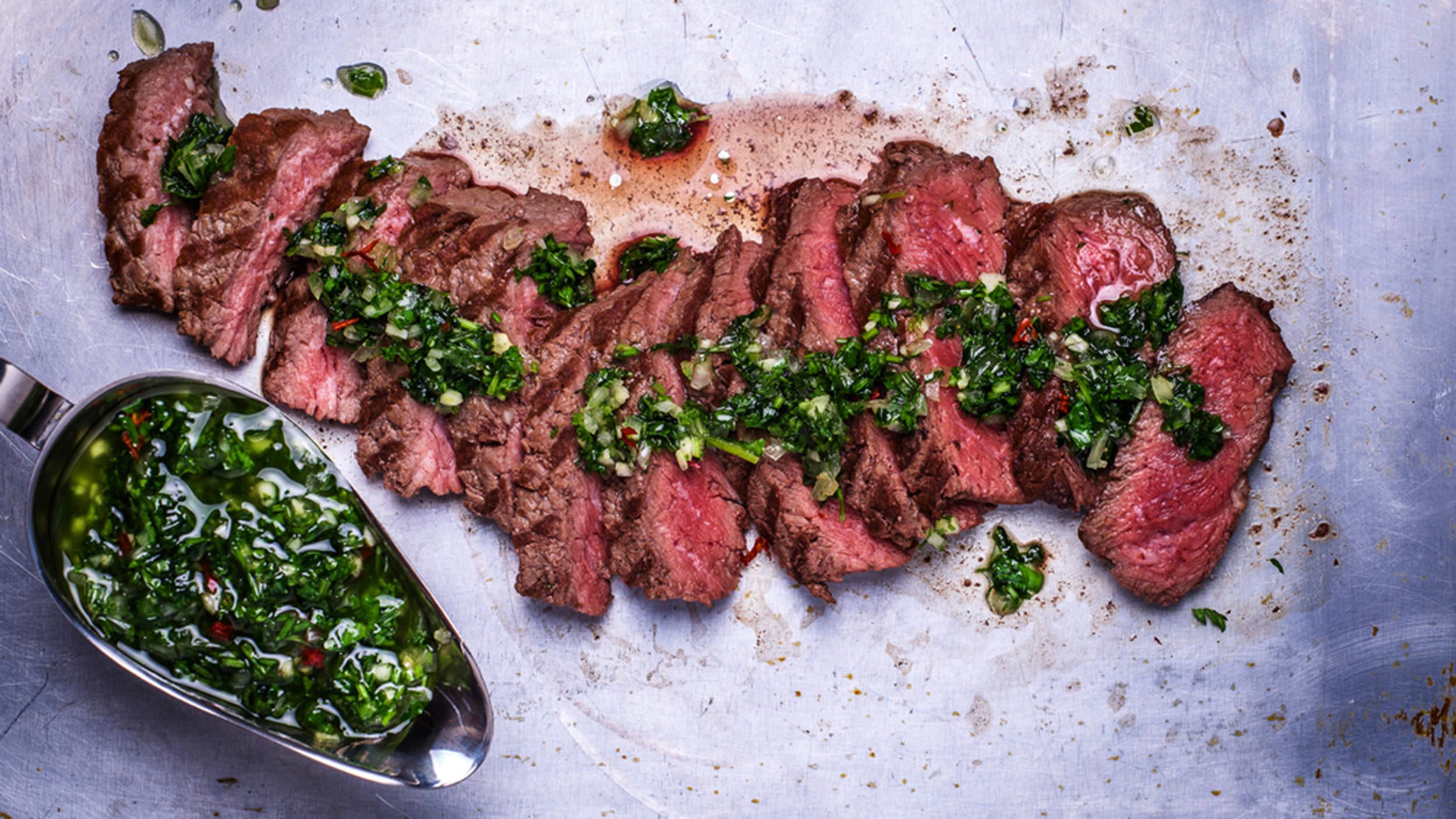 meat 桌布 壁紙 — 切片中等熟度牛排，配上新鮮的阿根廷青醬，放在金屬托盤上。