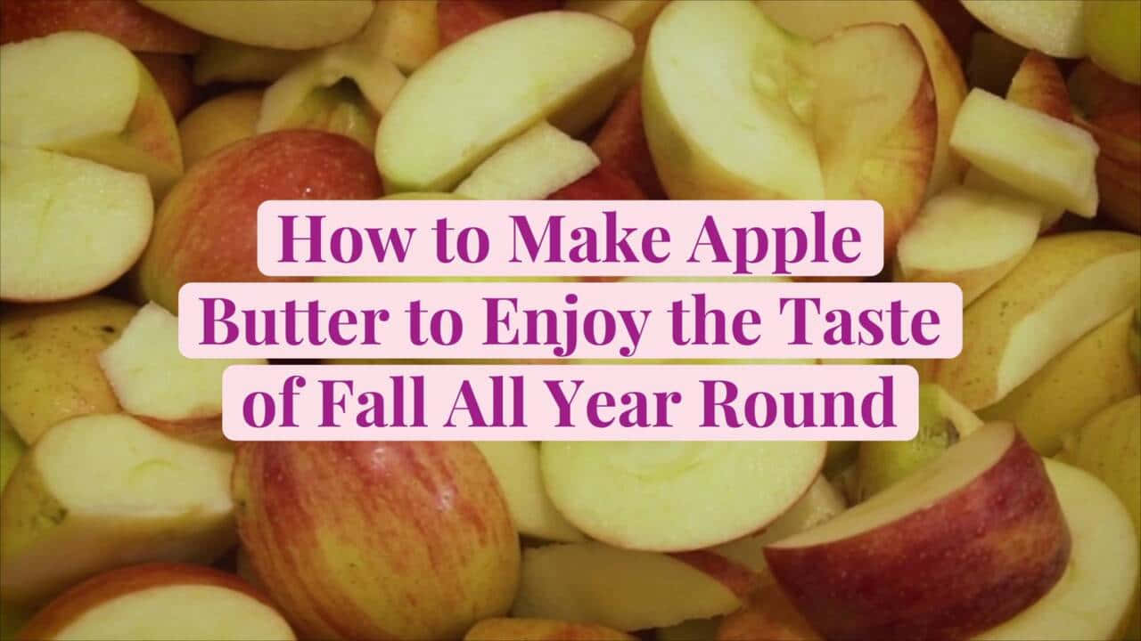 Fall Apples 桌布 壁紙 — 切片和完整紅蘋果的特寫，附有關於製作蘋果醬的文字疊加。