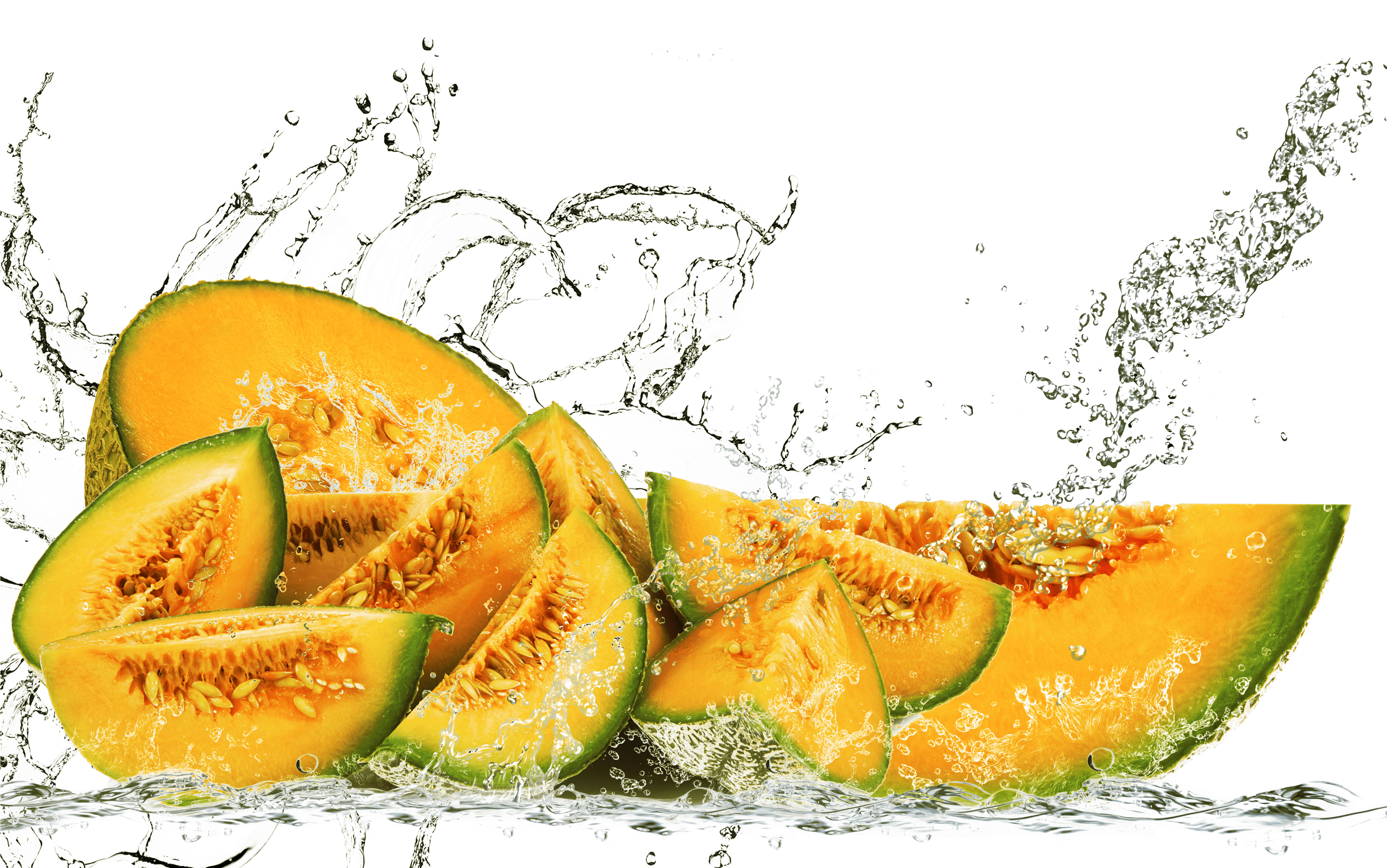 Cantaloupe 桌布 壁紙 — 切片哈密瓜，飽滿多汁的橙色果肉，周圍是動態的水花，襯托在純黑色背景上。