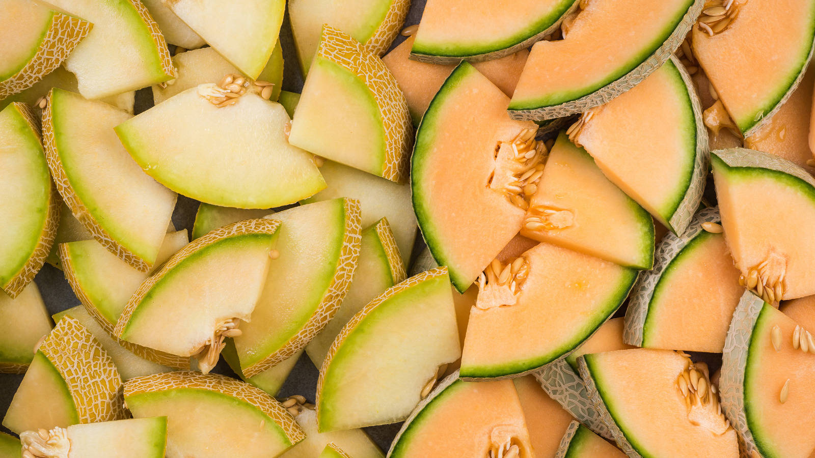 Fruits 桌布 壁紙 — 切片哈密瓜和蜜瓜以鮮豔多汁的俯視特寫方式排列。