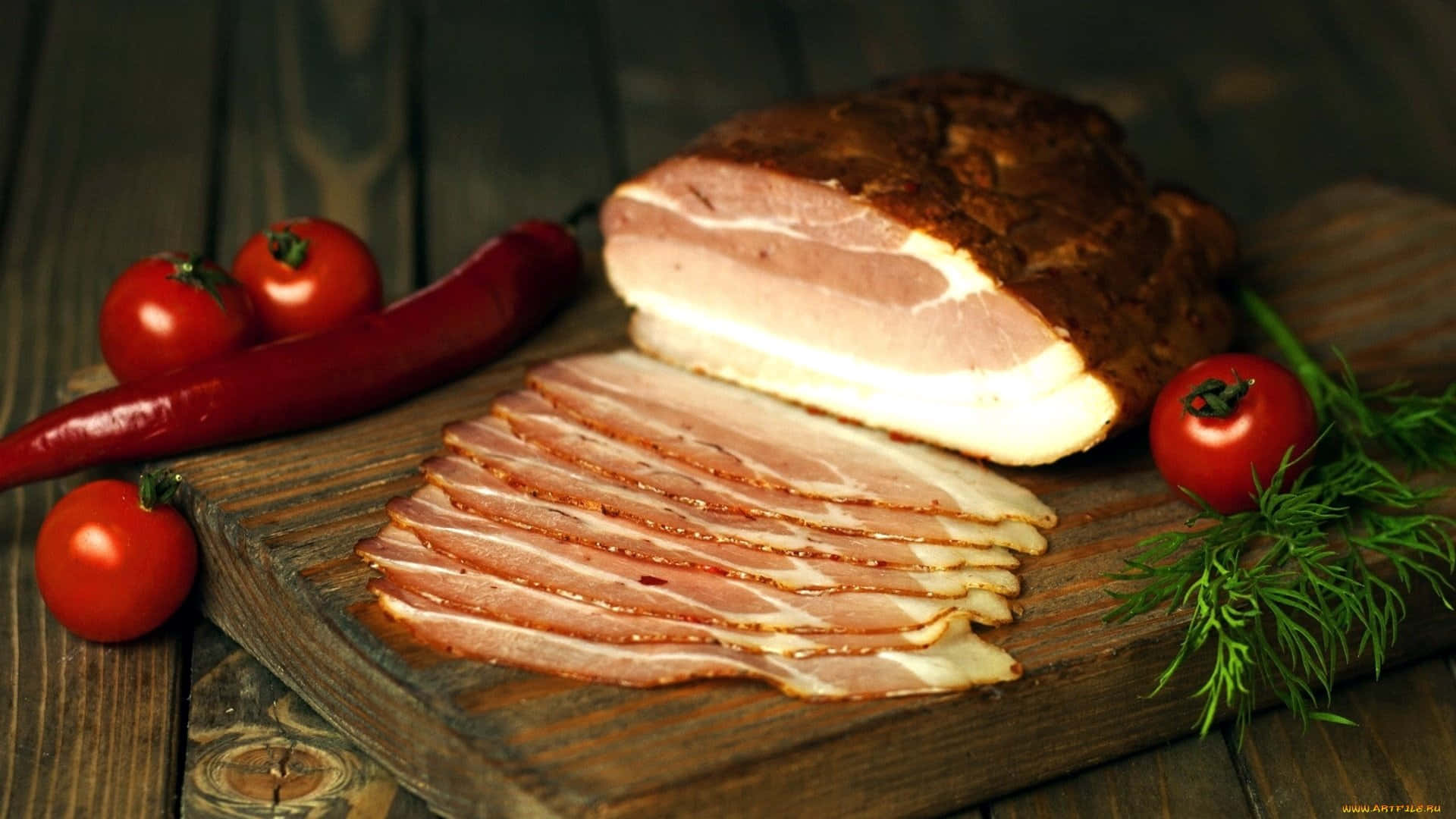 bacon 桌布 壁紙 — 切片培根帶有酥脆邊緣，放在質樸的木板上，旁邊有櫻桃番茄、紅辣椒和新鮮蒔蘿。