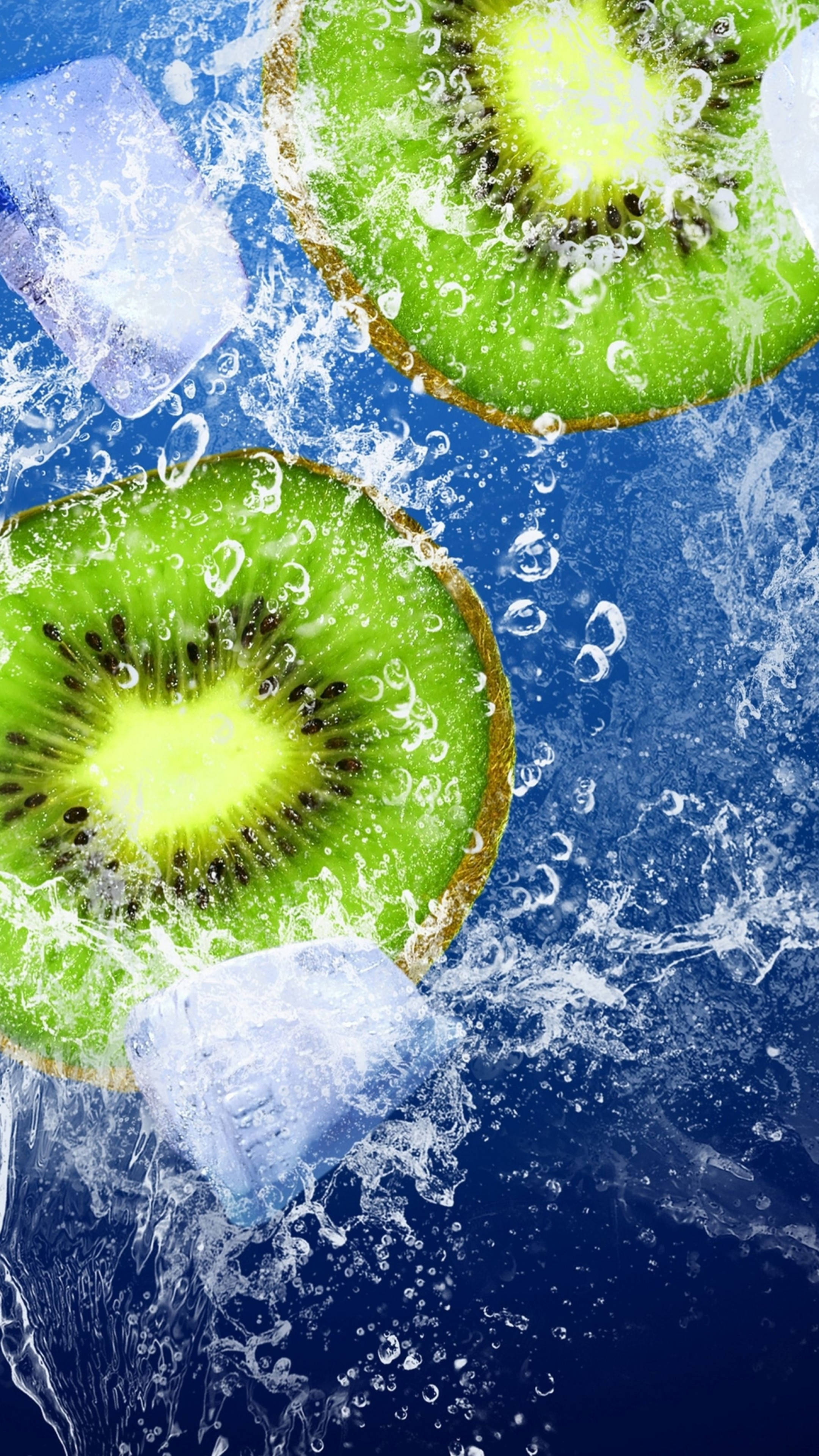 桌布 壁紙 — 切片奇異果與冰塊在充滿活力的藍色水中戲劇性地飛濺，營造出清新多汁的視覺效果。