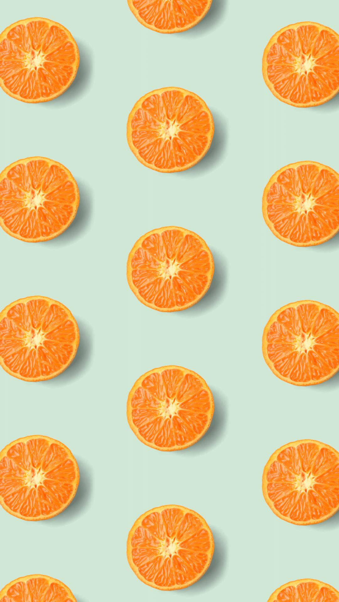 Orange Fruit 桌布 壁紙 — 切片橙子以重複圖案排列在柔和的薄荷綠色背景上，帶有微妙的陰影。