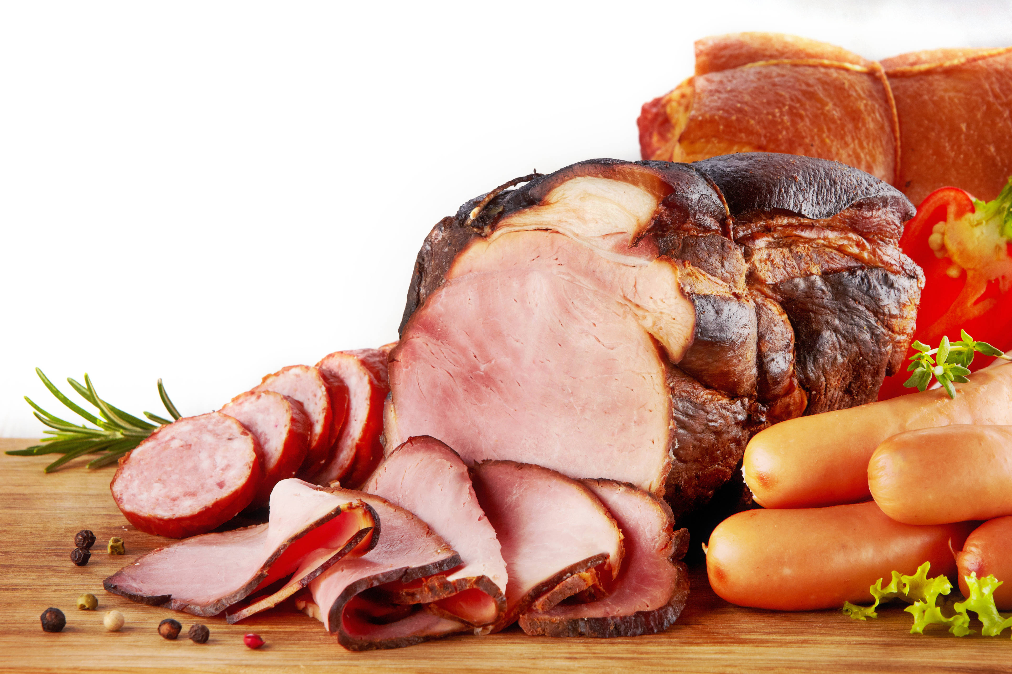 Ham 桌布 壁紙 — 切片火腿和香腸排列在木板上，搭配新鮮香草和甜椒，以白色背景襯托。