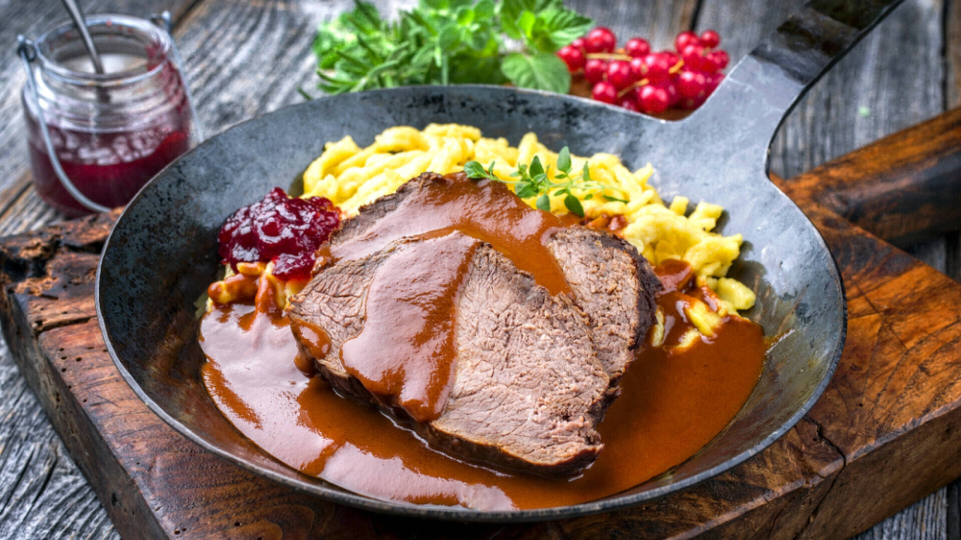 meat 桌布 壁紙 — 切片烤牛肉搭配濃郁肉汁和炒蛋，盛裝在鄉村風格的鑄鐵煎鍋中，置於木板上。