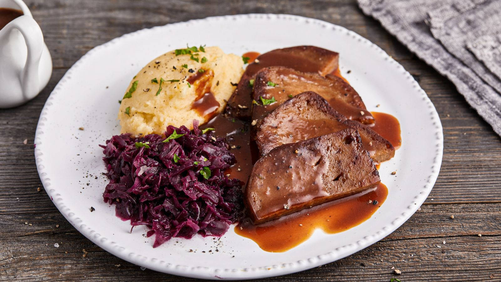 meat 桌布 壁紙 — 切片肝臟搭配濃郁醬汁、馬鈴薯泥和紫高麗菜，放在鄉村風木桌上。