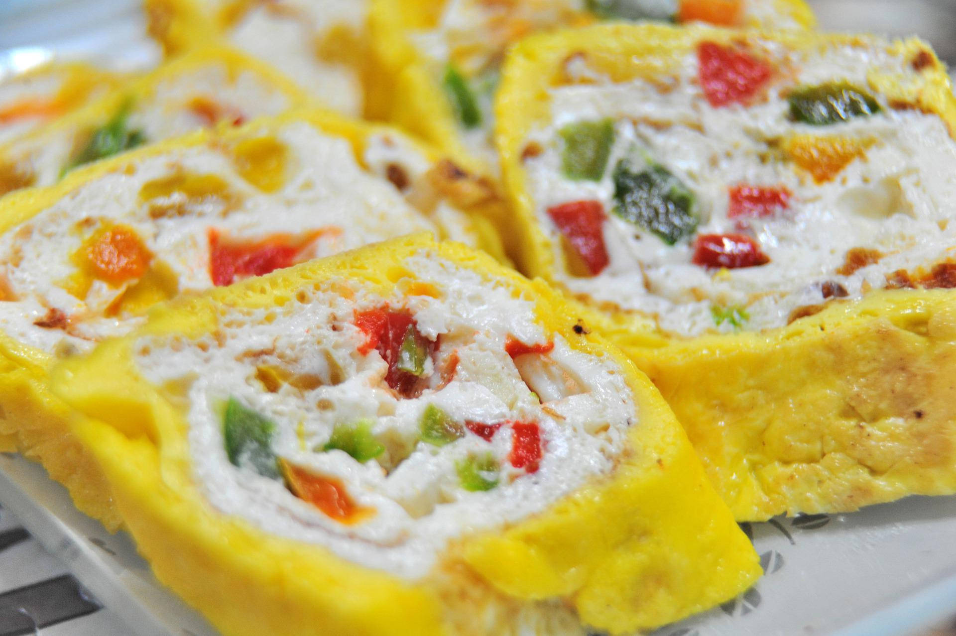 Egg 桌布 壁紙 — 切片蛋捲，內餡有色彩繽紛的甜椒和奶油乳酪，放在有圖案的盤子上。