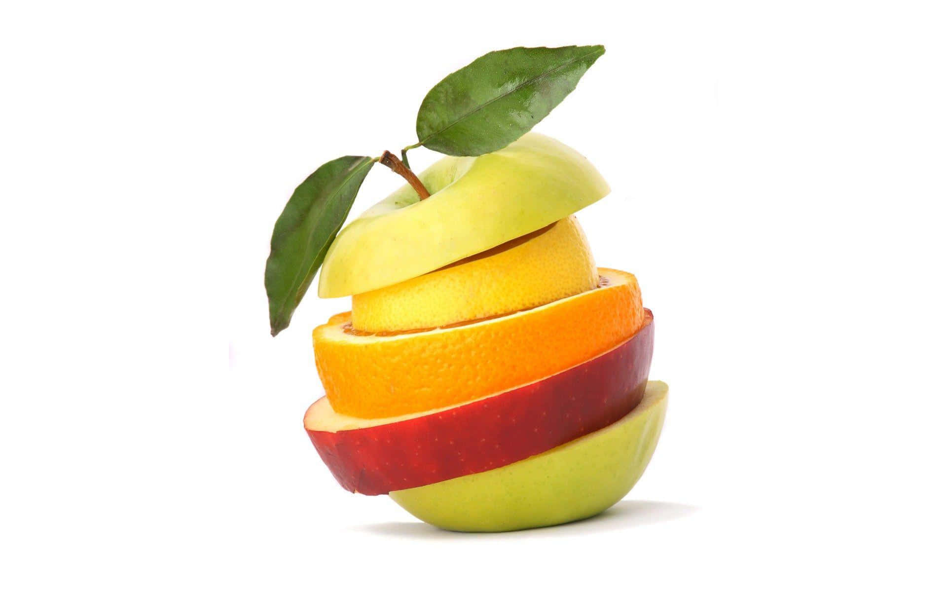 Fruits 桌布 壁紙 — 切片青蘋果、柳橙和紅蘋果垂直堆疊，附有兩片綠葉，白色背景。
