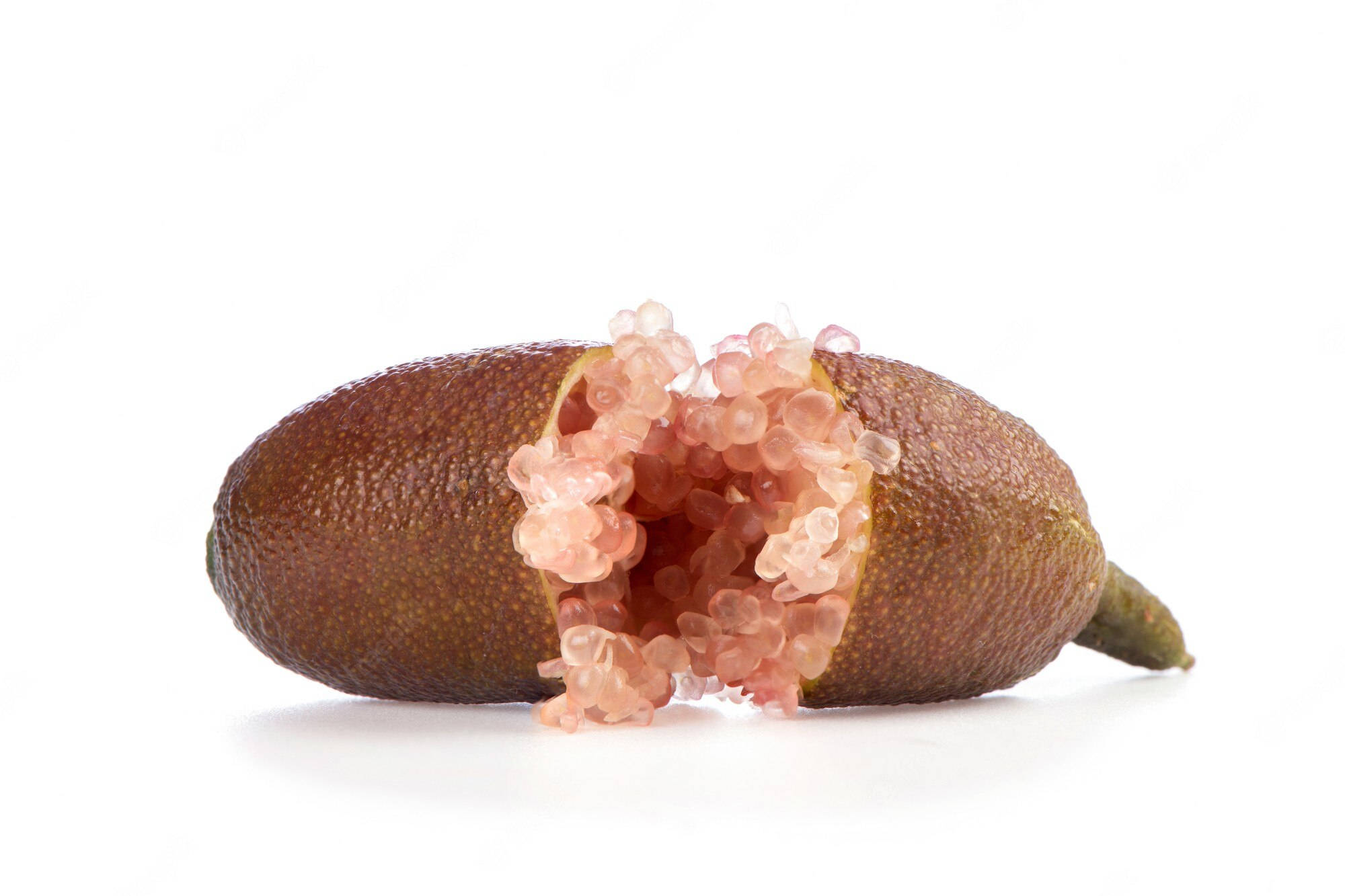 Fruits 桌布 壁紙 — 切開的金桔露出閃閃發光的粉紅色半透明種子，背景為純白色。