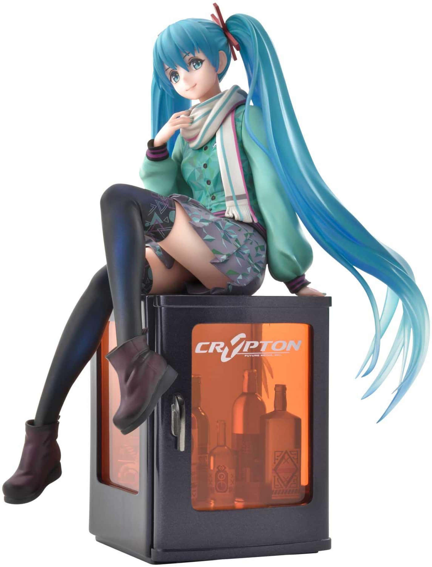 Hatsune Miku 桌布 壁紙 — 初音未來的動漫人偶，帶有藍綠色雙馬尾，隨意地坐在一個發出橙色光芒的迷你冰箱上。