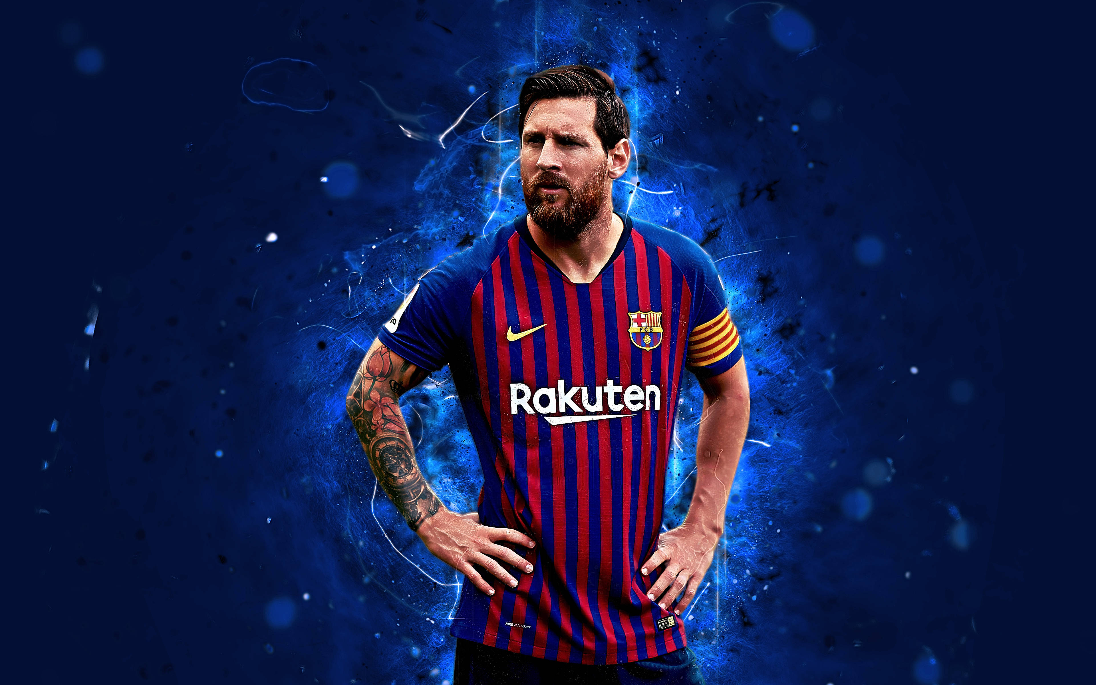 Messi 4K Ultra HD 桌布 壁紙 — 利安奴·美斯自信地站在紅藍間條的FC巴塞隆納球衣中，背景是動態的電光藍能量爆發。