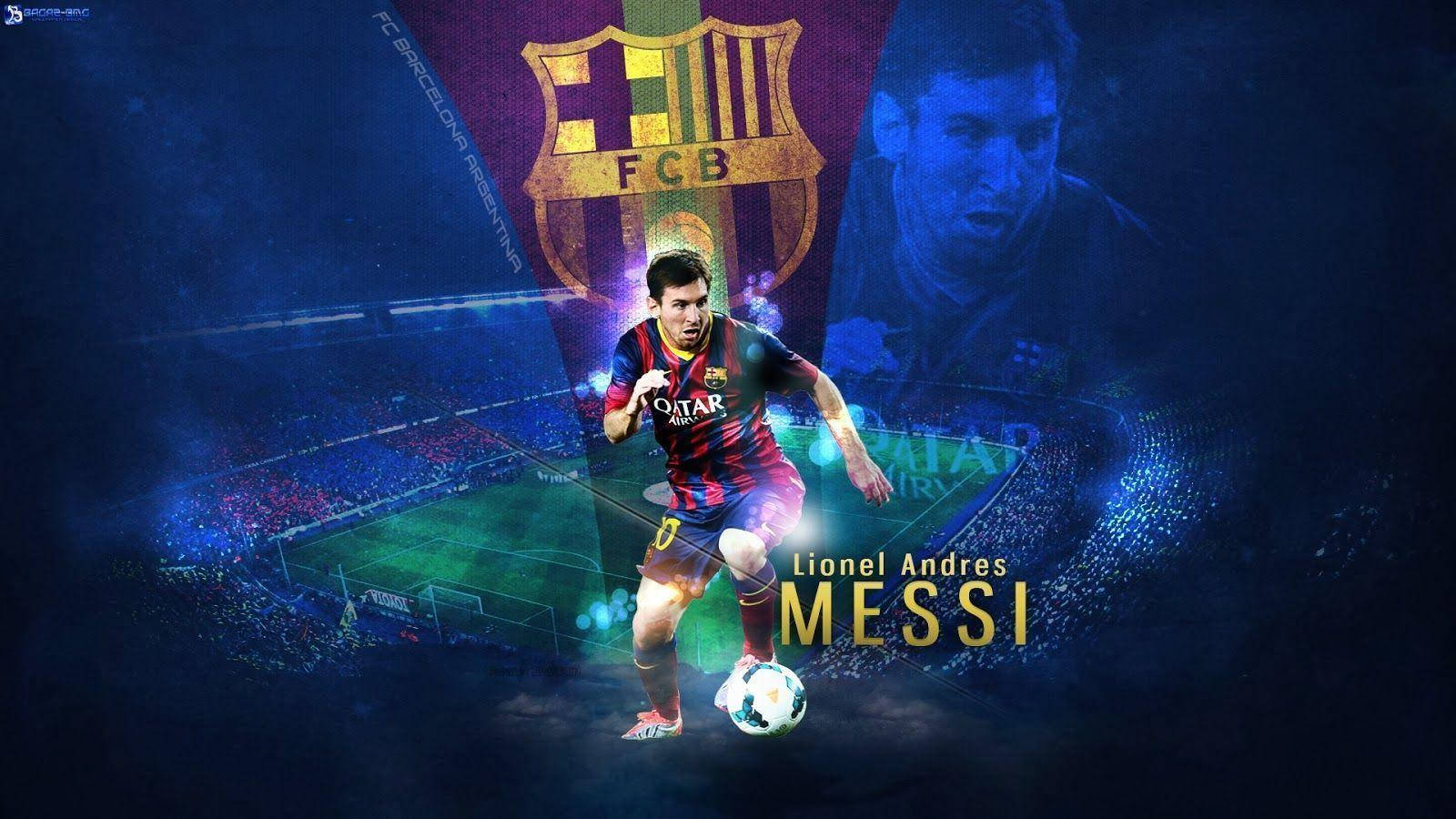 Messi Barcelona 桌布 壁紙 — 利昂內爾·梅西在充滿活力的藍色球場上，在戲劇性的燈光下盤球，他的名字和FC巴塞隆納會徽閃閃發光。