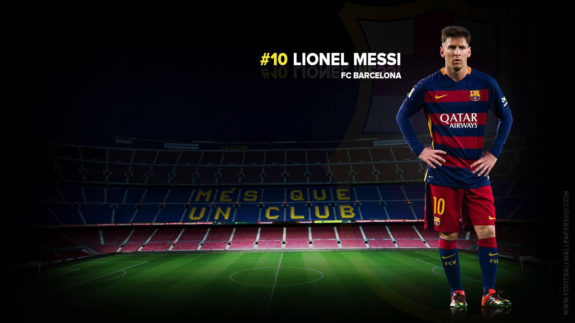 Messi Barcelona 桌布 壁紙 — 利昂內爾·梅西自信地穿著他的巴塞隆納球衣，在空無一人的球場上，在戲劇性的燈光下站立。