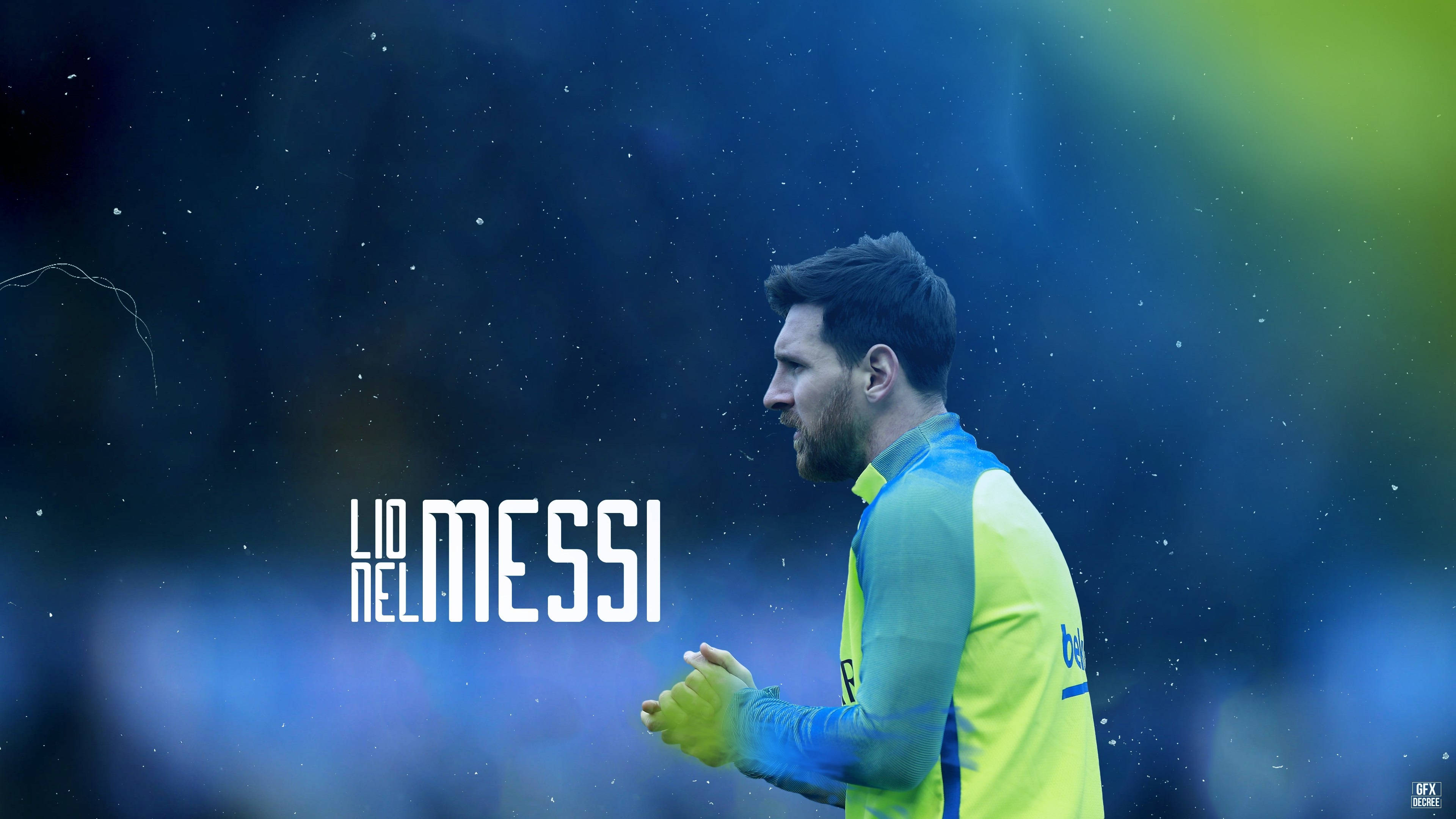 Messi 4K Ultra HD 桌布 壁紙 — 利昂內爾·梅西身穿鮮豔的黃藍色訓練服，側身站在星空藍綠漸變背景前，他的名字顯眼地展示出來。