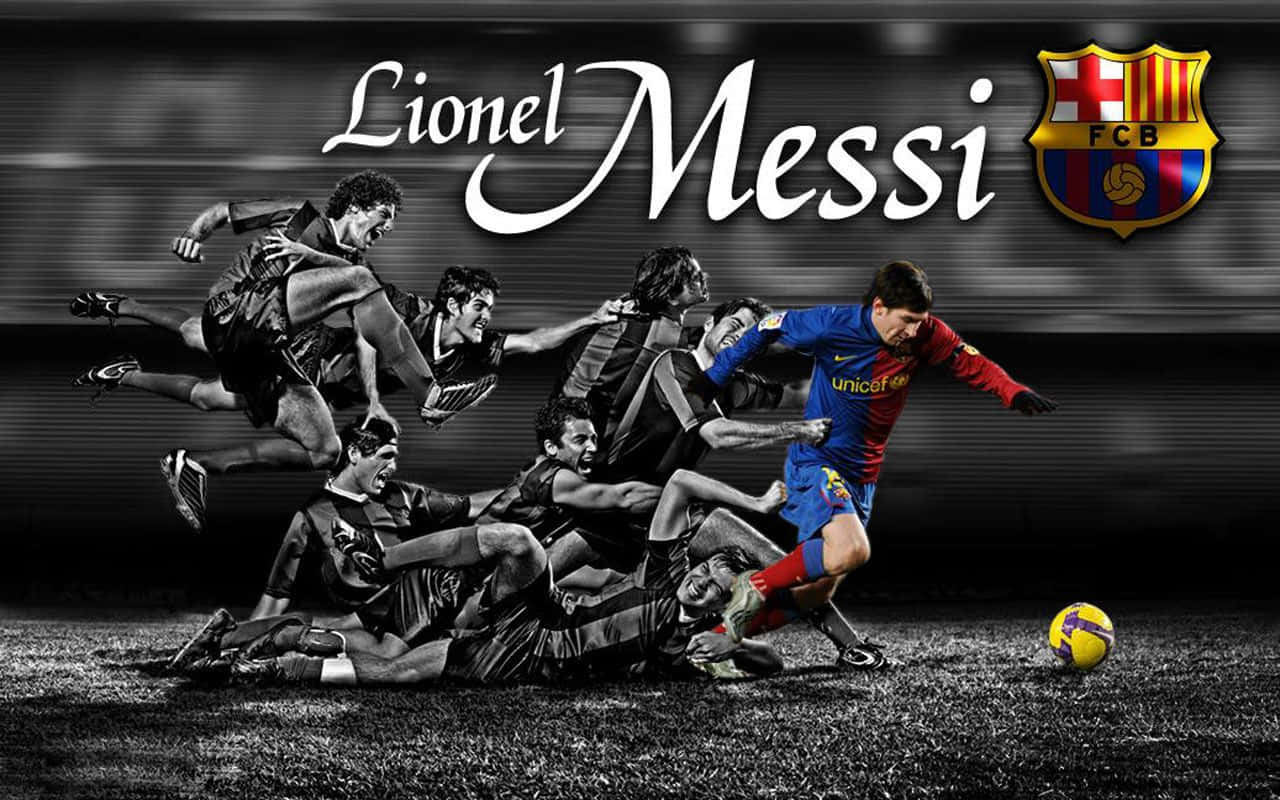 Lionel Messi Cool 桌布 壁紙 — 利昂內爾·梅西身穿鮮豔藍紅色的FC巴塞隆納球衣，在草地上盤球越過黑白防守球員，並有俱樂部徽章和名稱以風格化文字呈現。