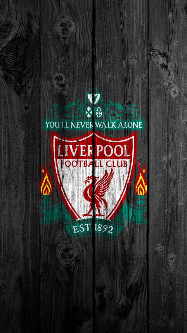 Liverpool iPhone 桌布 壁紙 — 利物浦足球俱樂部徽章，紅色利物鳥和火焰在深色風化木板上。