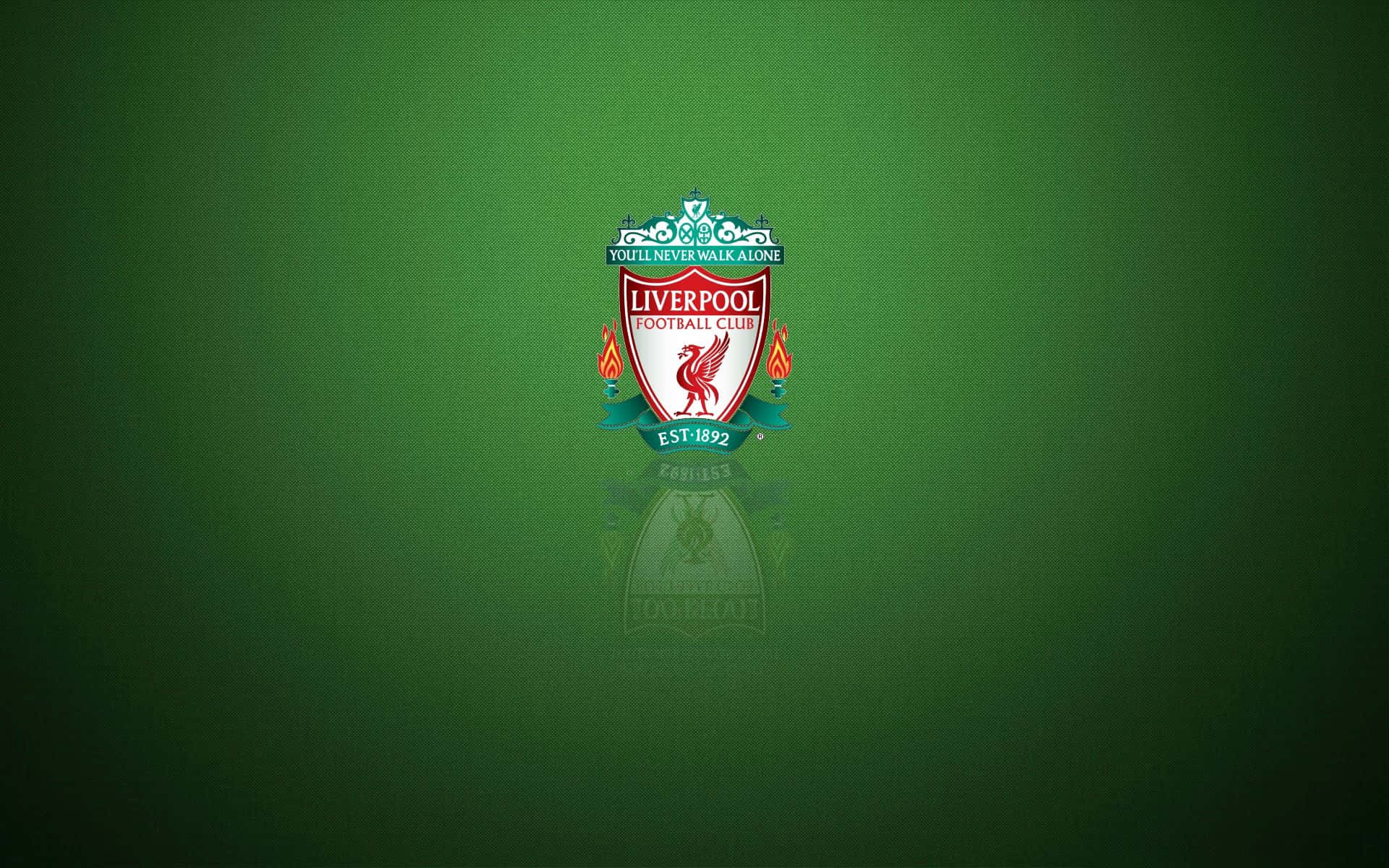 Liverpool Logo 桌布 壁紙 — 利物浦足球俱樂部徽章居中於帶有紋理的綠色漸變背景上，下方有微妙的倒影。