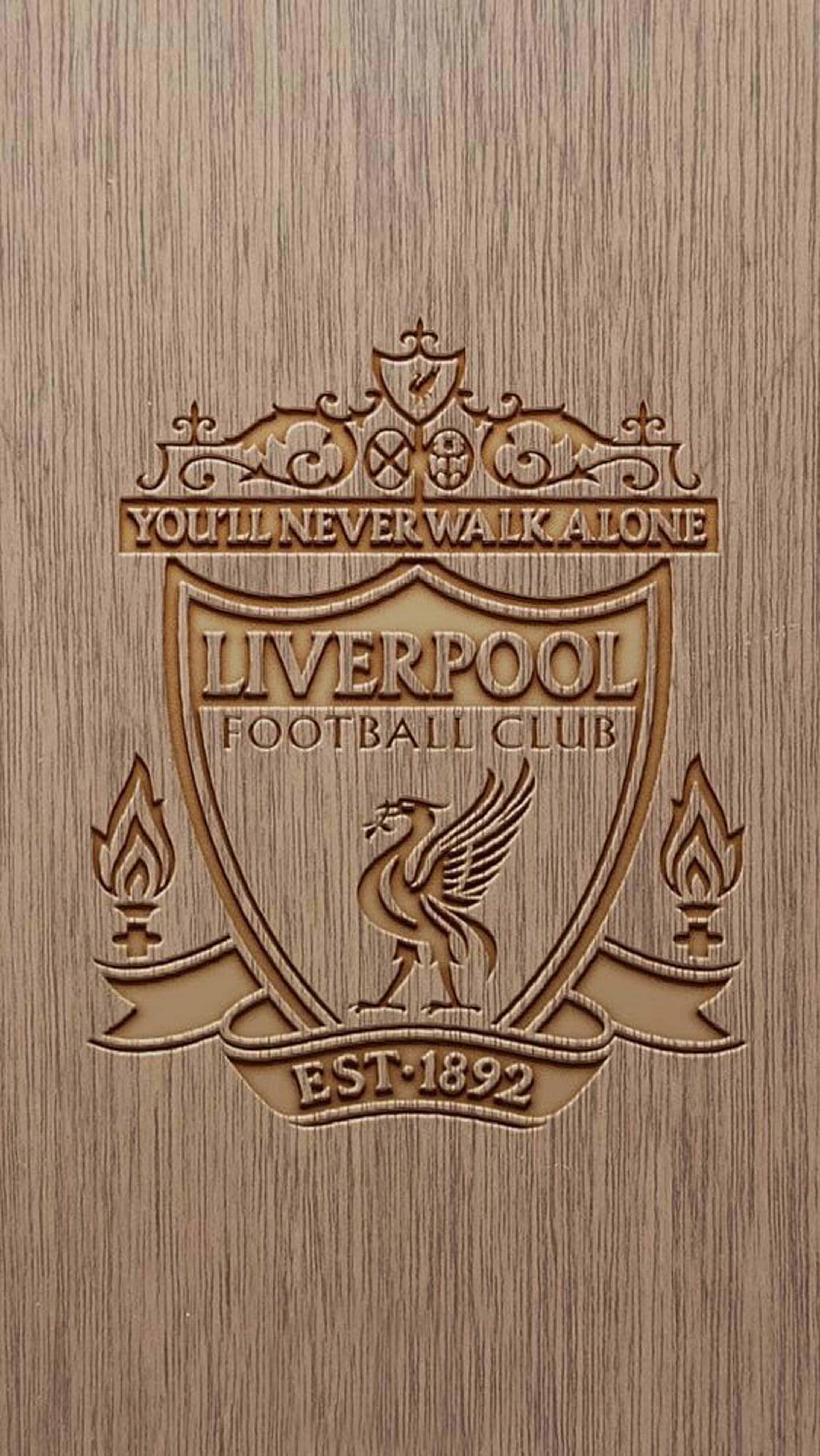 Liverpool Logo 桌布 壁紙 — 利物浦足球俱樂部徽章的詳細木刻，附有格言「You'll Never Walk Alone」及成立年份1892。