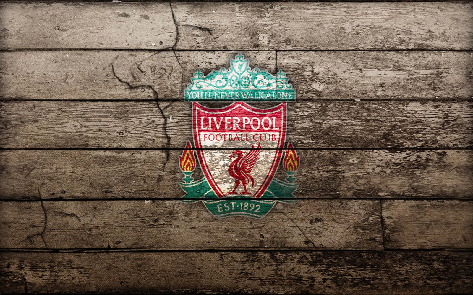 Liverpool Fc Desktop 桌布 壁紙 — 利物浦足球俱樂部徽章繪於經風化的木板上，帶有裂紋質感和復古磨損。