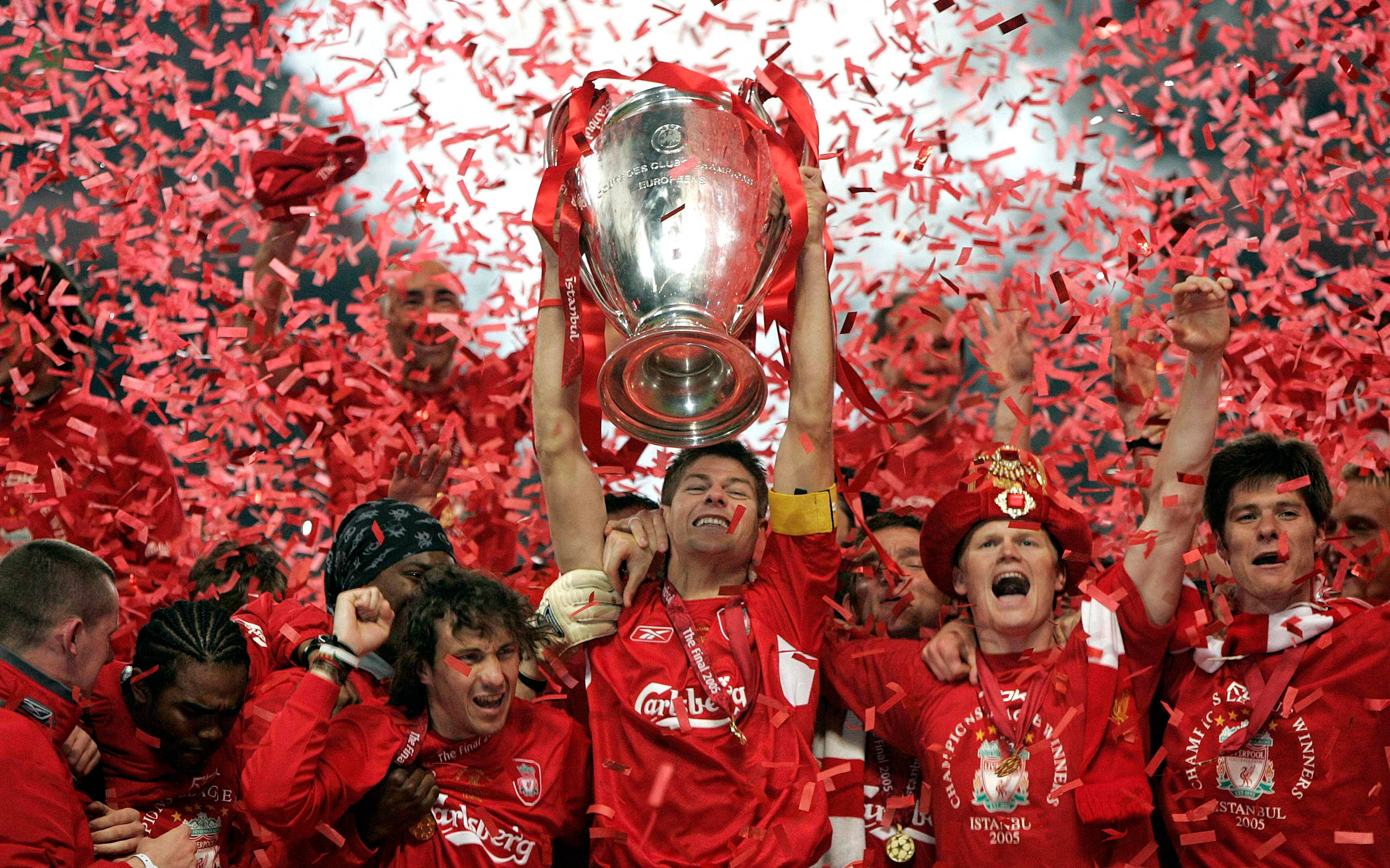 Liverpool Fc 桌布 壁紙 — 利物浦足球員在紅色紙屑雨中高舉歐冠獎盃，勝利慶祝。