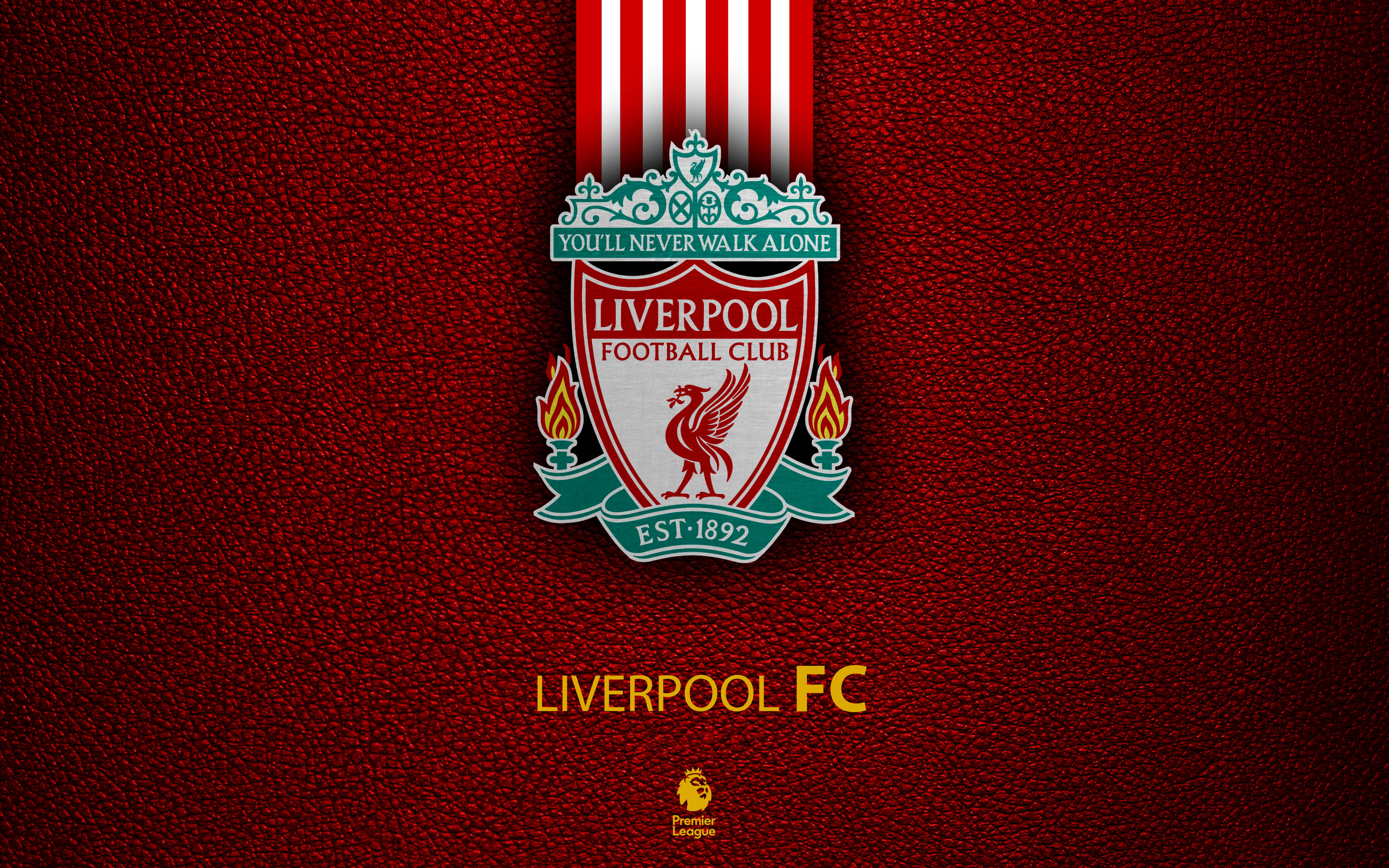 Liverpool Fc 桌布 壁紙 — 利物浦足球會徽章居中於有紋理的紅色皮革背景上，下方有球會格言和英超聯賽標誌。