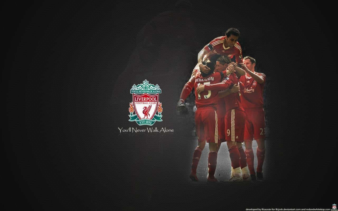 Liverpool Fc Desktop 桌布 壁紙 — 利物浦足球隊球員身穿紅色球衣，在深色紋理背景前慶祝進球，背景上有會徽和口號。