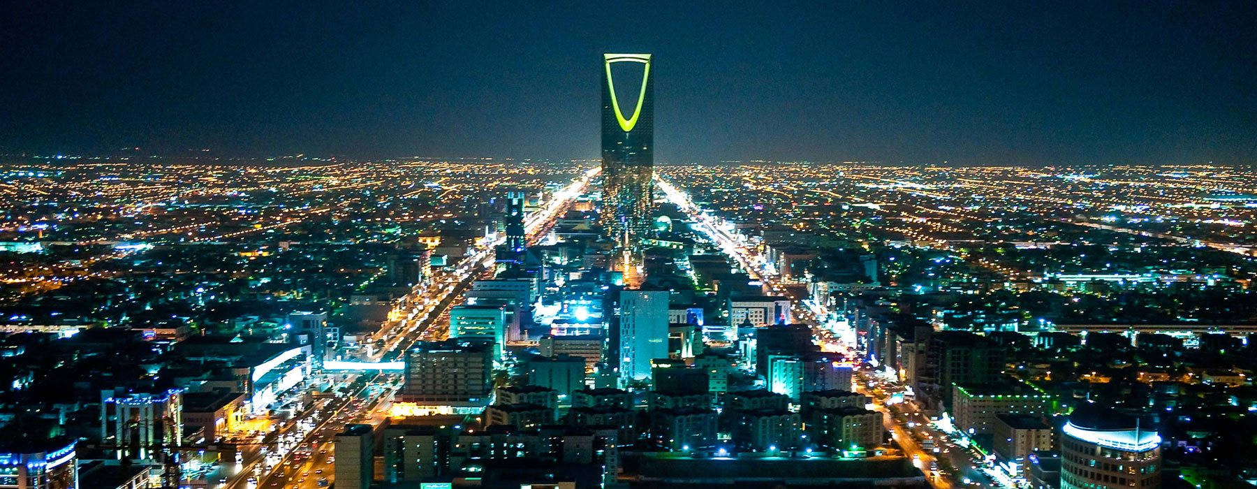 Riyadh 桌布 壁紙 — 利雅德城市景觀的空中夜景，以發光的王國塔和延伸的照明街道為主導。