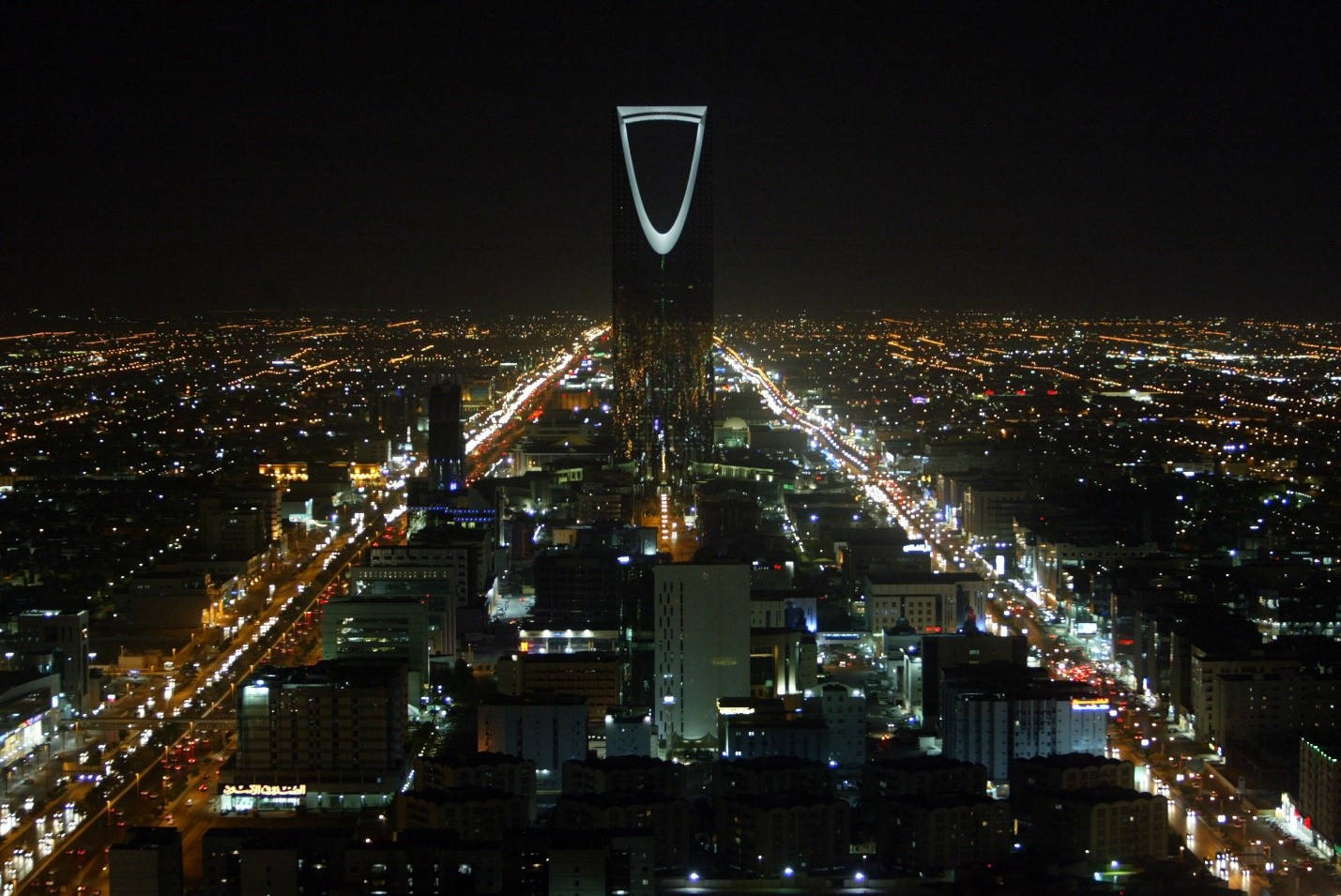 Riyadh 桌布 壁紙 — 利雅德夜景鳥瞰圖，以燈火通明的王國塔和發光的街燈為主導。