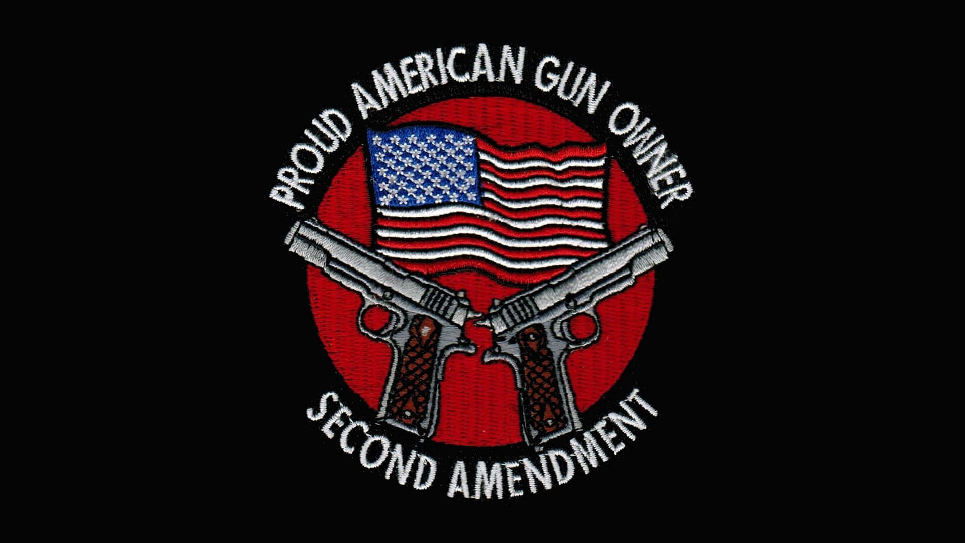 2nd Amendment 桌布 壁紙 — 刺繡補丁顯示兩把交叉的手槍在美國國旗後面，文字宣稱自豪的美國槍支擁有者和第二修正案。