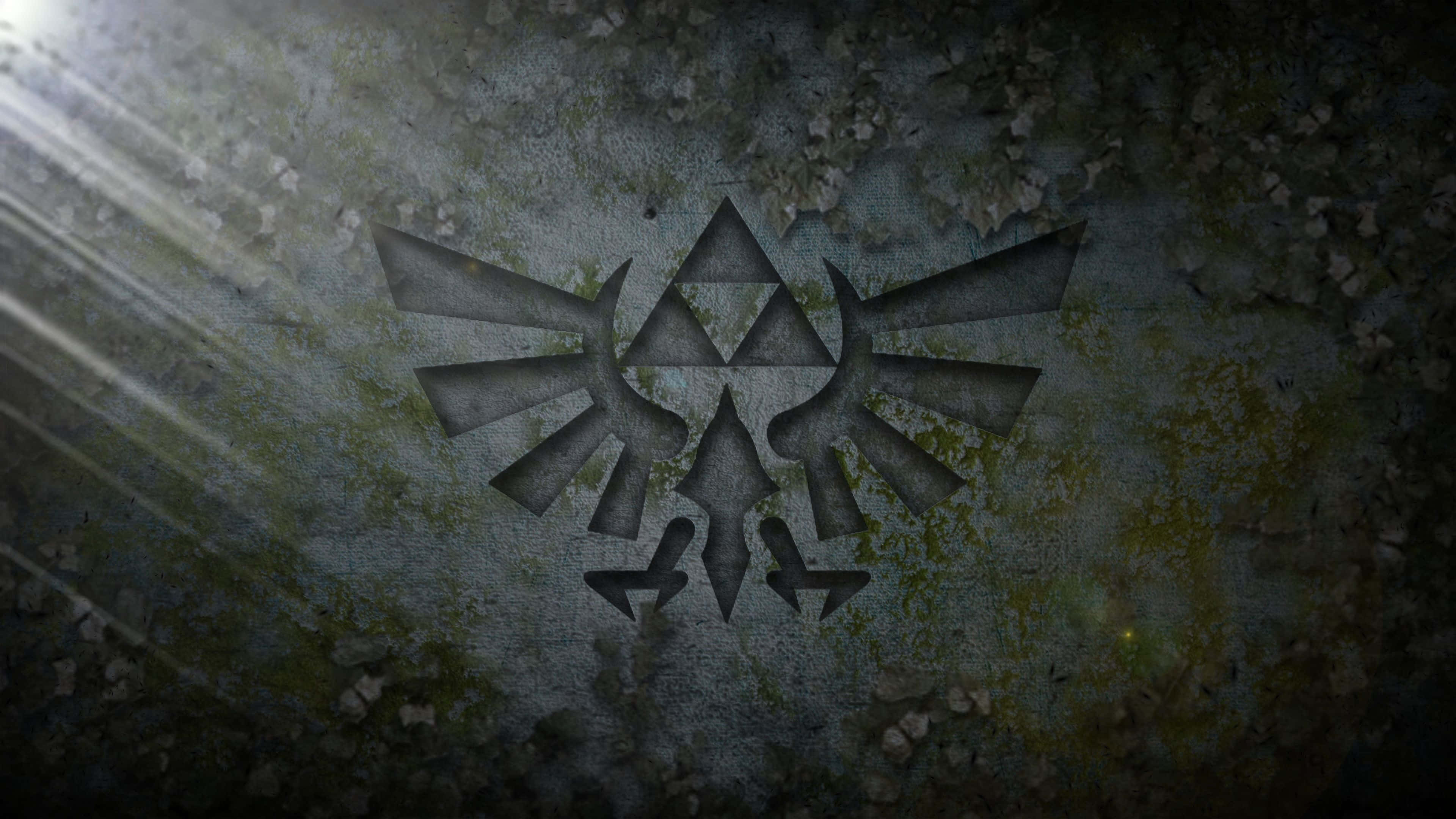 triforce 桌布 壁紙 — 刻在風化石牆上的三角力量符號，戲劇性的燈光將光線投射到表面。