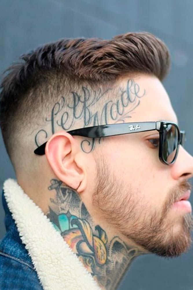 Face Tattoo 桌布 壁紙 — 剃光頭男子特寫，帶有'Self Made'紋身和彩色頸部紋身，戴著太陽眼鏡。