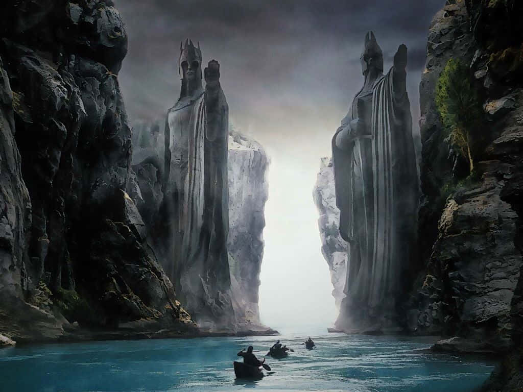 Lotr 桌布 壁紙 — 剪影中的划艇者在暴風雨灰暗的天空下，沿著兩旁高聳石像的碧綠河流航行。