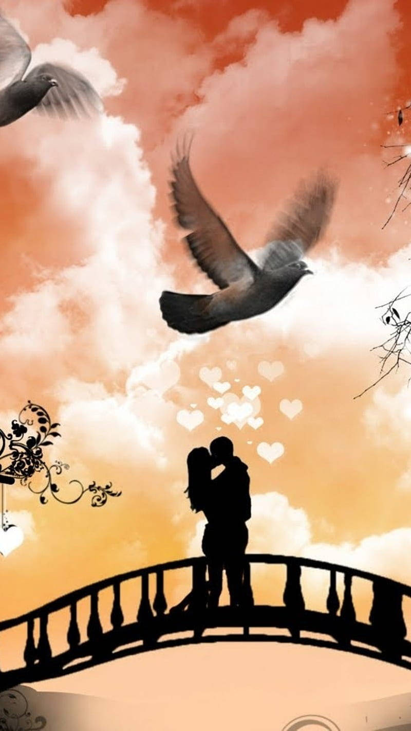 Love Cute Couple 桌布 壁紙 — 剪影中的戀人在橋上擁抱，鴿子在溫暖的夕陽天空中翱翔，天空點綴著漂浮的心形。