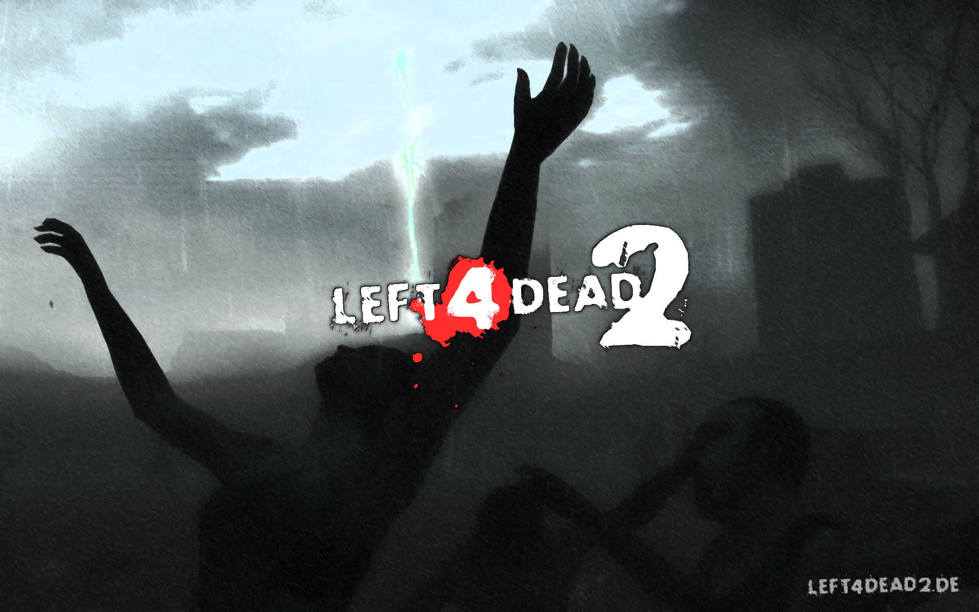 恐怖 桌布 壁紙 — 剪影中的殭屍向陰沉天空伸手，Left 4 Dead 2 標誌帶血跡發光。