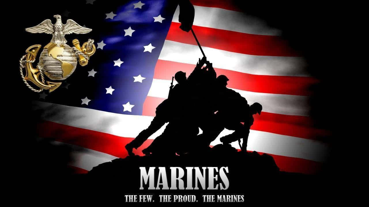 US Marines 桌布 壁紙 — 剪影中的海軍陸戰隊員在黑暗背景下於山頂升起美國國旗，鷹、地球、錨的徽章閃耀金色光芒。