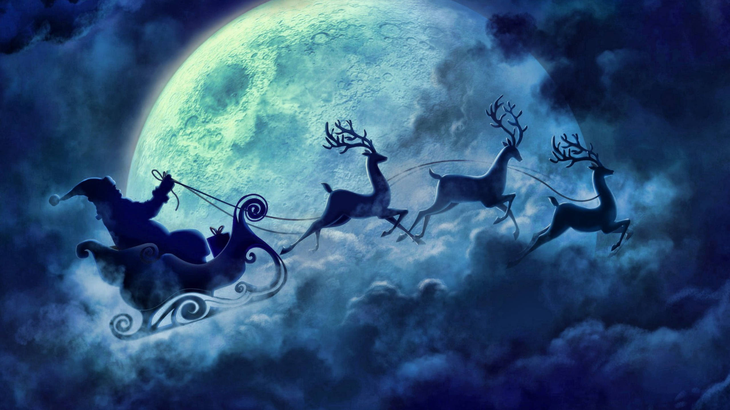 Santa Claus 桌布 壁紙 — 剪影中的聖誕老人乘坐由馴鹿拉動的雪橇，在巨大發光的月亮下穿過多雲的夜空。
