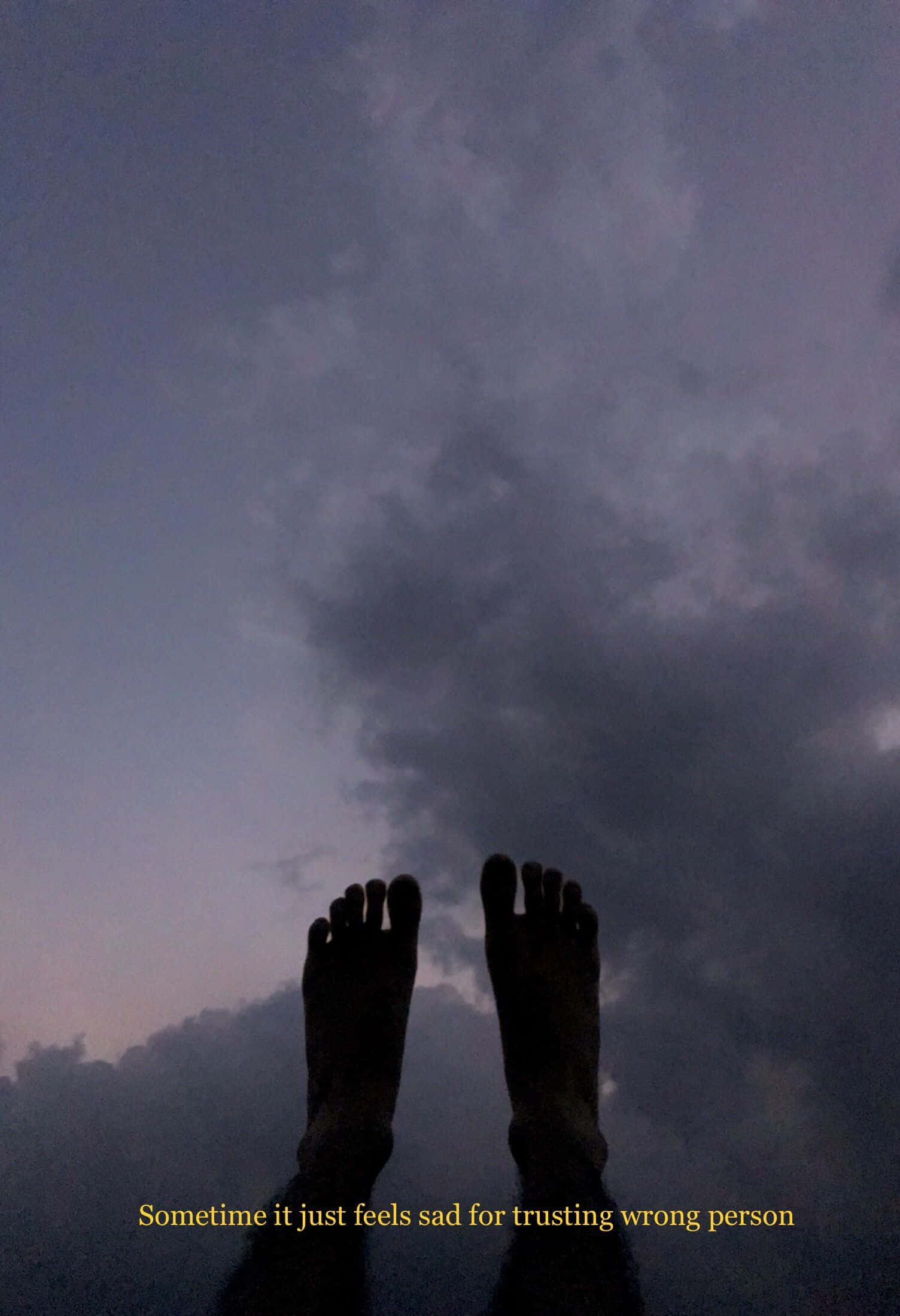 Tumblr 桌布 壁紙 — 剪影中的赤腳向上指向充滿紋理雲層的陰沉暮色天空。