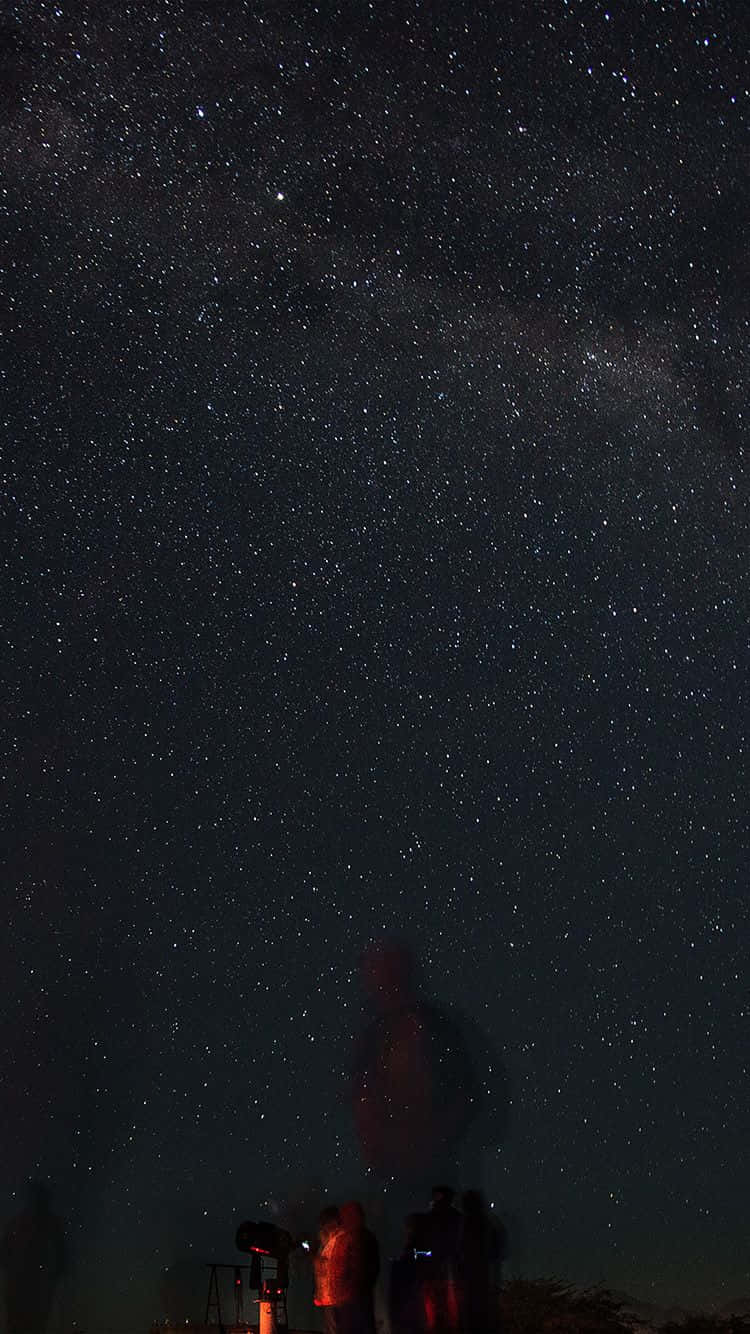 Stars 桌布 壁紙 — 剪影人物仰望令人嘆為觀止的星空，佈滿無數閃爍的星星和銀河系的發光帶。