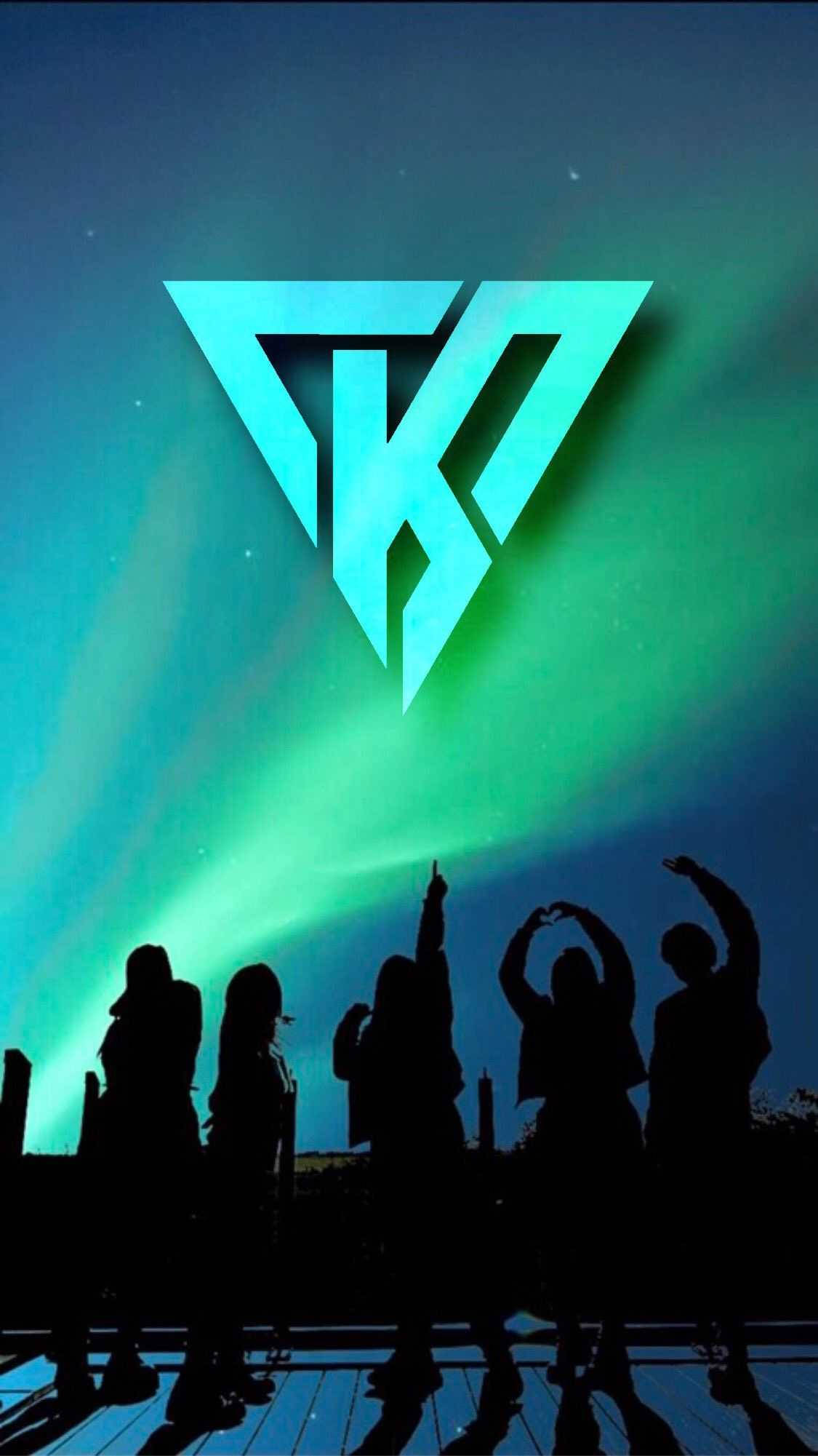 Krew 桌布 壁紙 — 剪影人物在充滿活力的綠色極光下慶祝，一個發光的三角形標誌漂浮在他們上方。