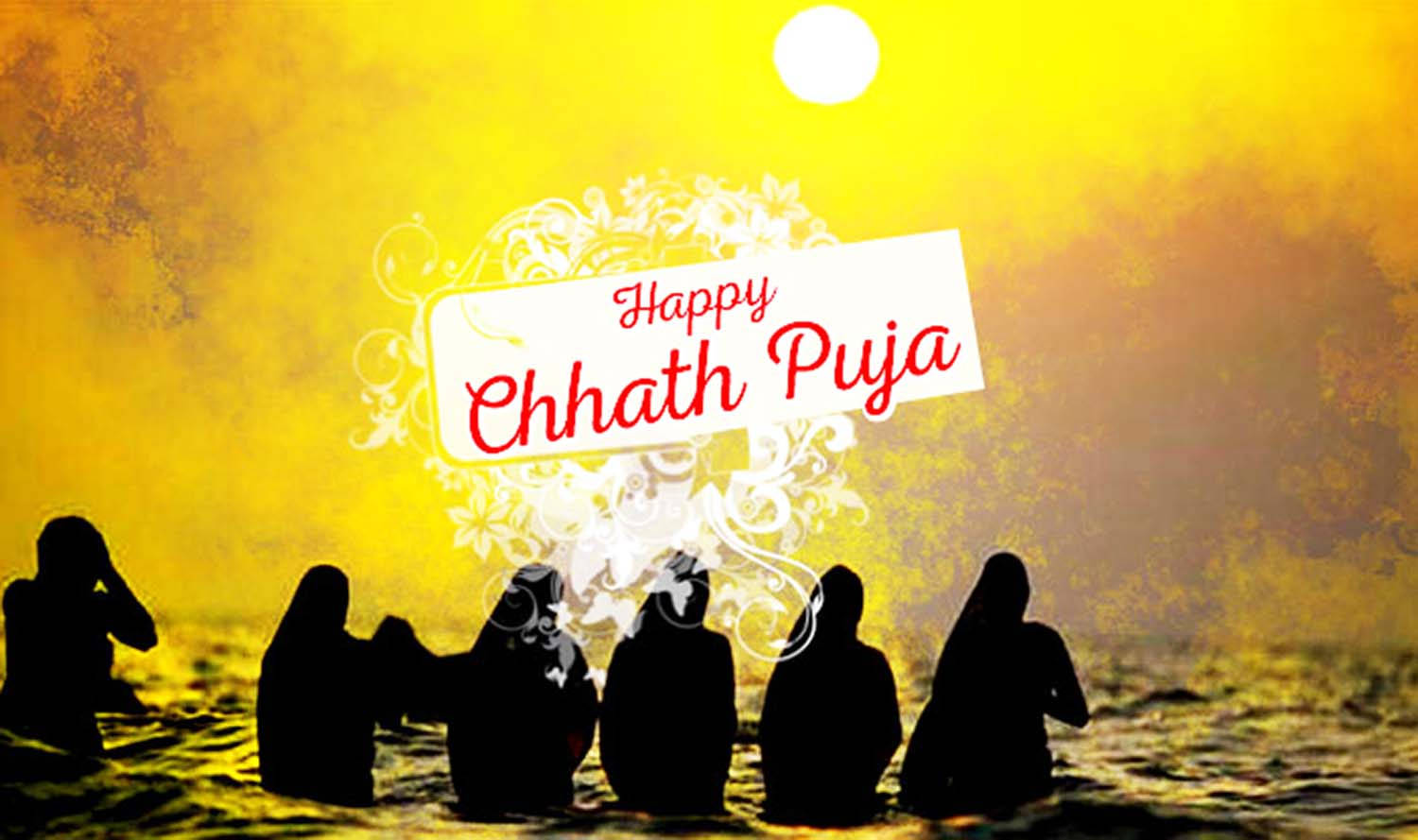 Greetings 桌布 壁紙 — 剪影人物在光芒四射的太陽下於水中祈禱，'Happy Chhath Puja' 文字閃耀著華麗的裝飾。