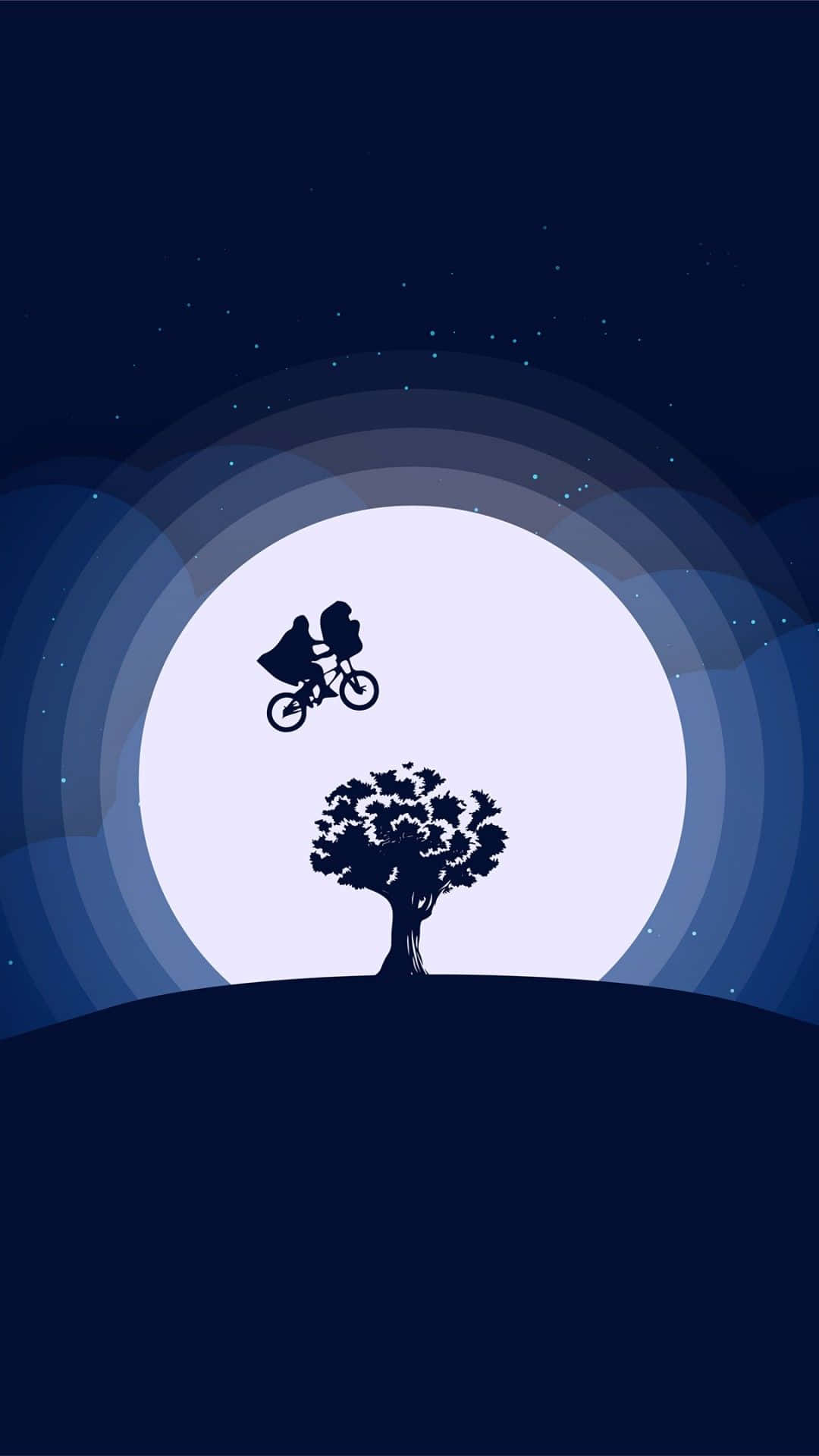 Et 桌布 壁紙 — 剪影人物在星光燦爛的夜晚，騎著腳踏車穿過月光照耀的天空，越過山丘上的一棵孤樹。