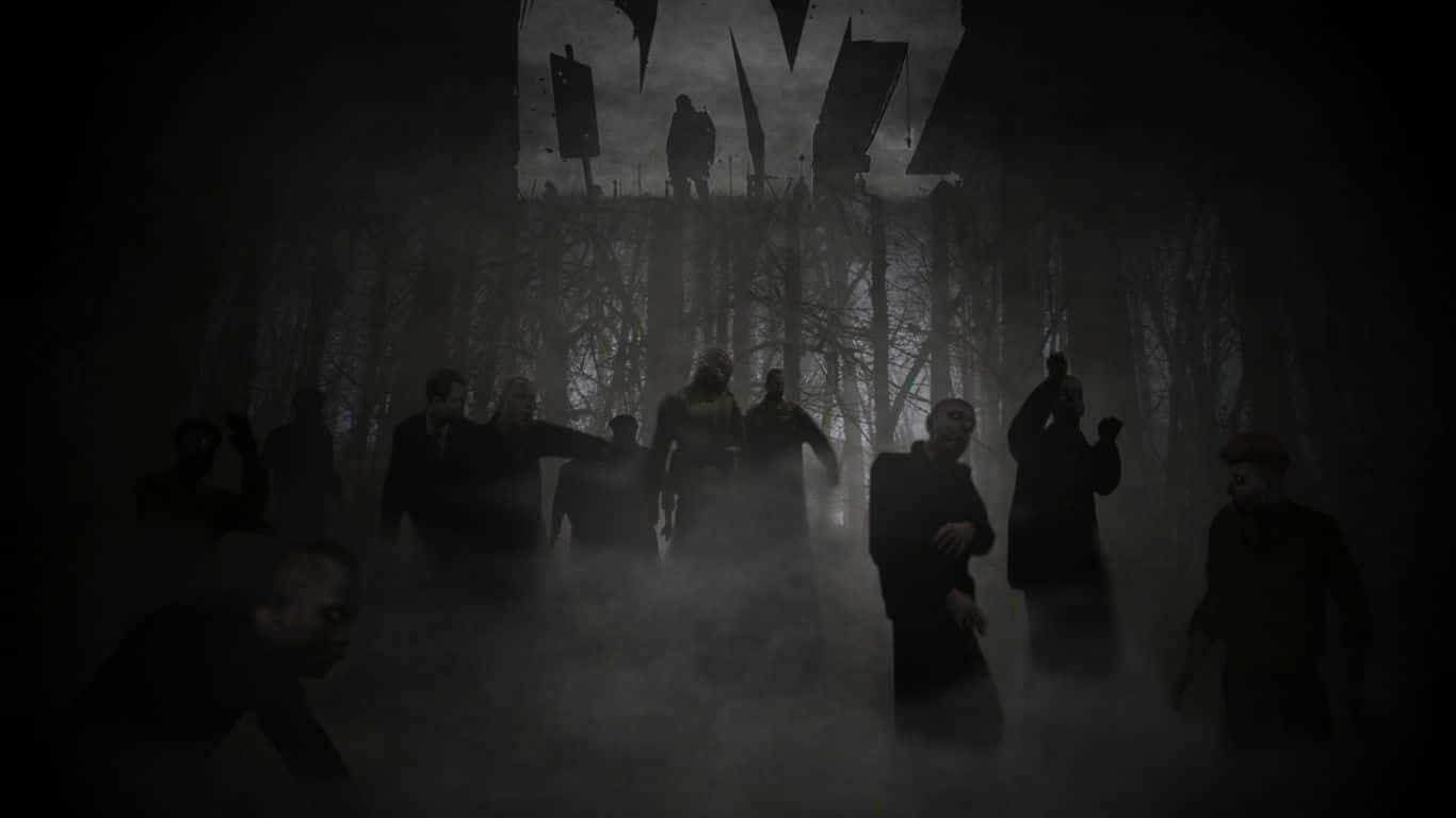 1366x768 Dayz 桌布 壁紙 — 剪影人物從迷霧中浮現，在陰暗的天空下，黑暗的森林中，鋸齒狀的結構聳立在上方。