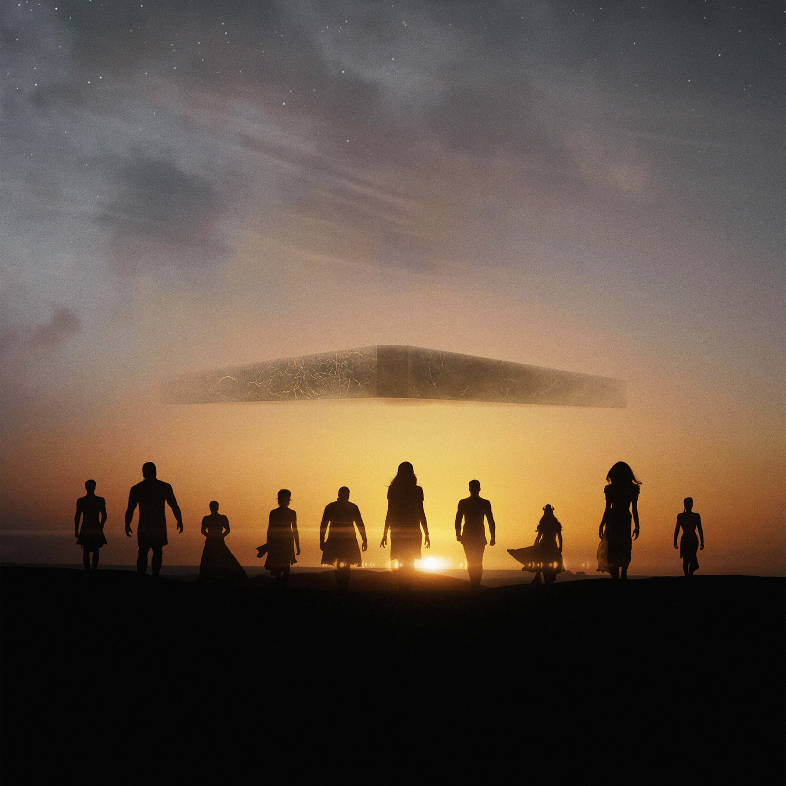 Eternals Movie 桌布 壁紙 — 剪影人物敬畏地站著，看著一艘發光的外星飛船在日落時分盤旋在沙漠上空。