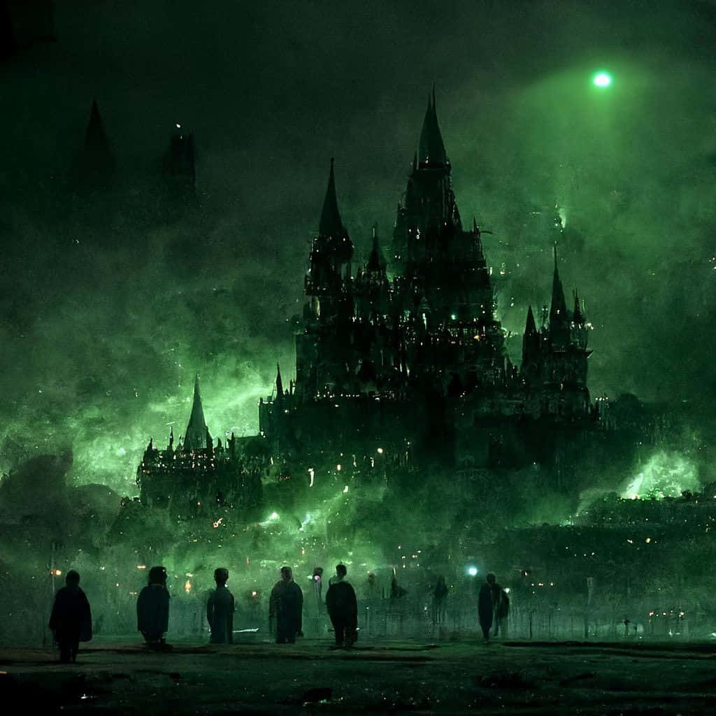 Death Eaters 桌布 壁紙 — 剪影人物站在一座高聳的哥德式城堡前，城堡沐浴在詭異的綠色迷霧中，上方懸著一輪發光的月亮。