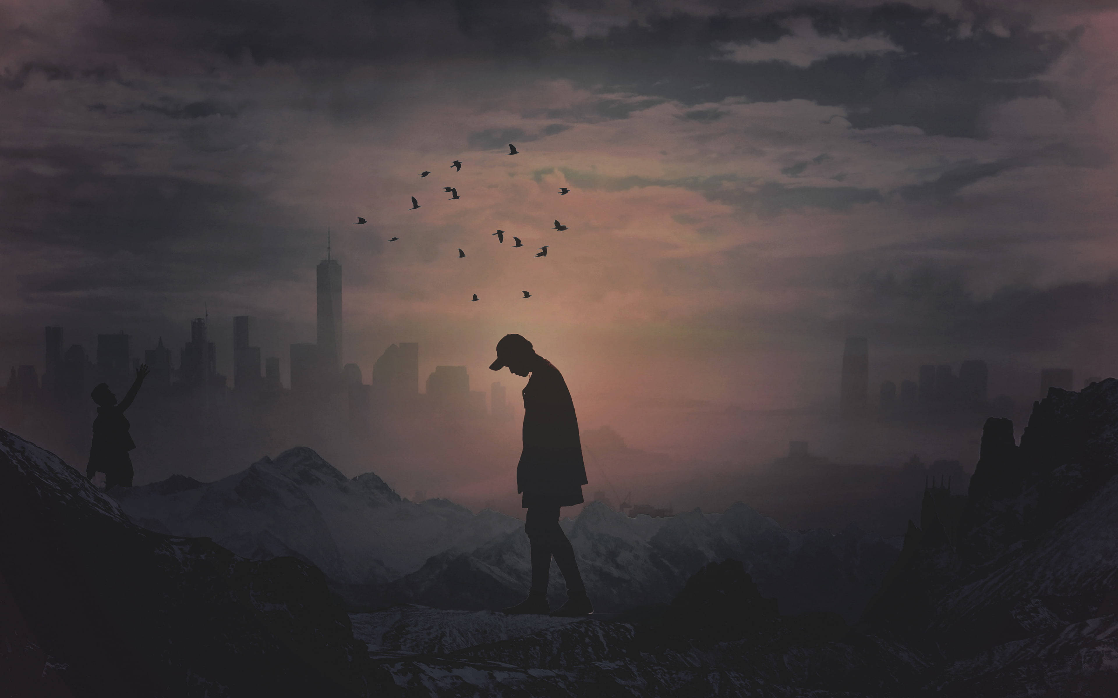 Alone 桌布 壁紙 — 剪影人物站在積雪的山頂上，俯瞰著朦朧的城市天際線，鳥兒在暮色天空中成群結隊地飛翔。