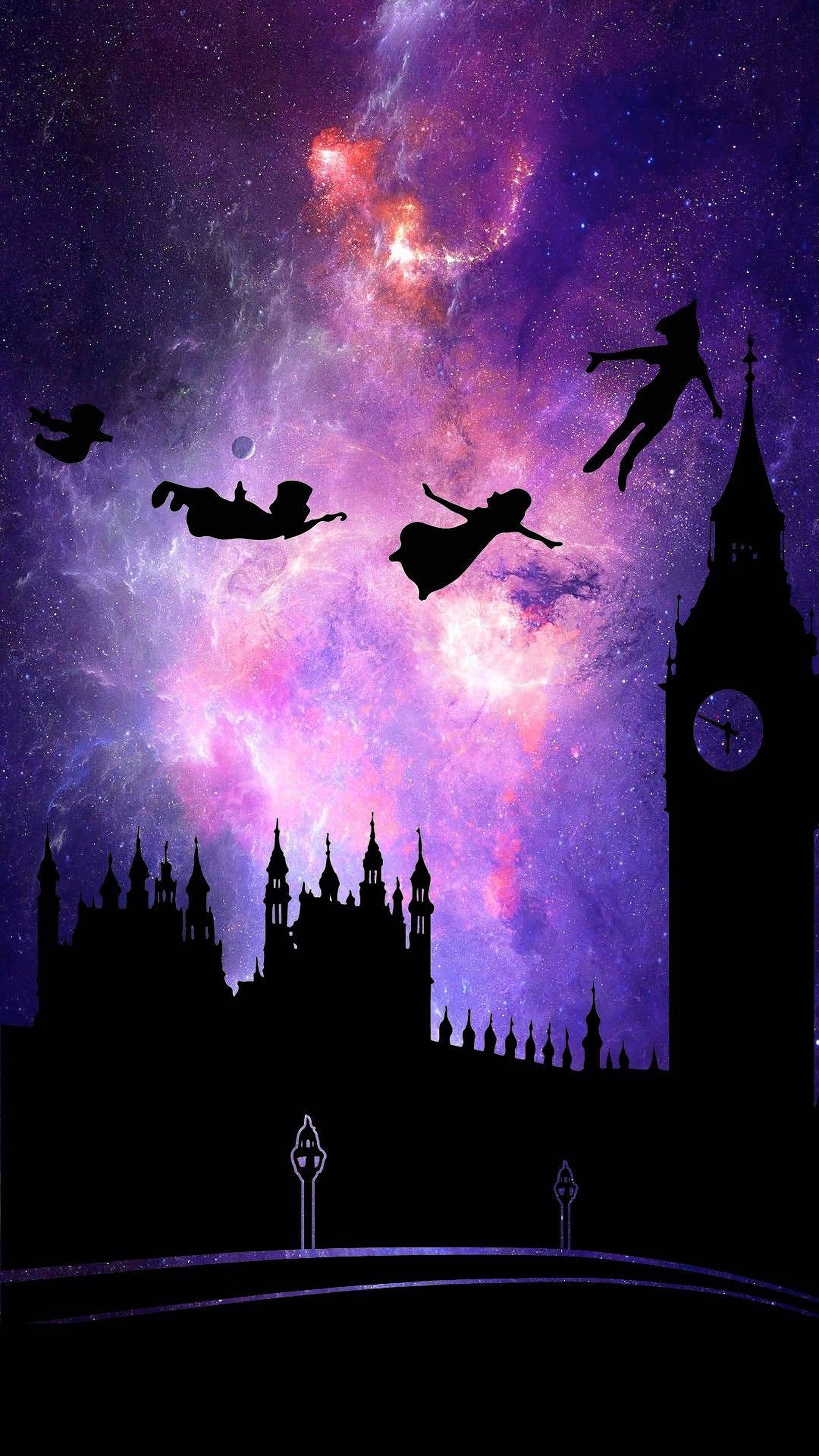 Peter Pan 桌布 壁紙 — 剪影人物飛過倫敦大笨鐘和國會大廈上方充滿活力的紫色和粉紅色星雲。