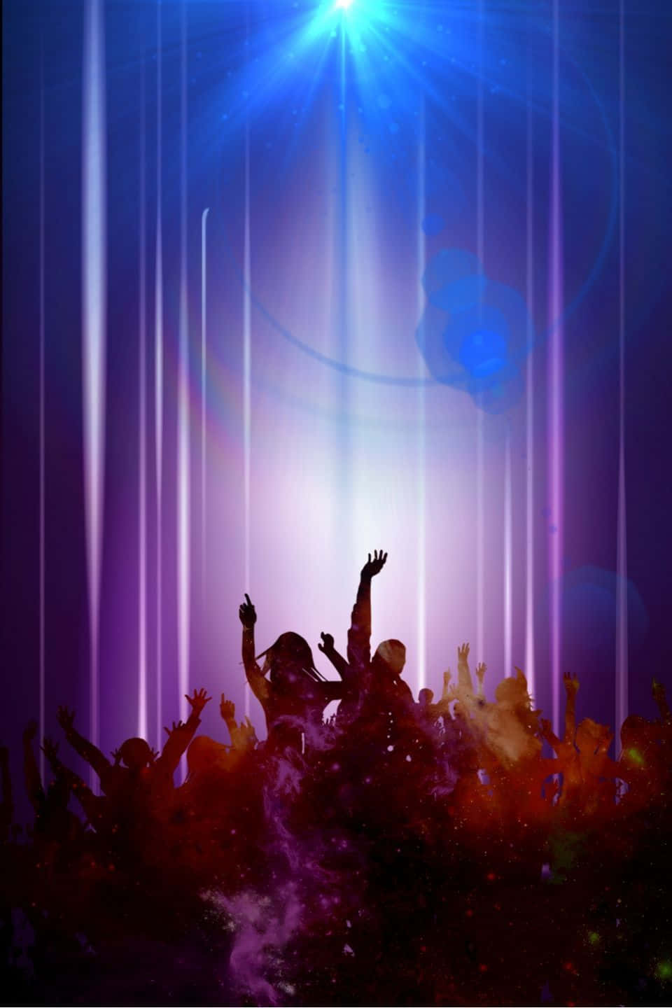 Club Party 桌布 壁紙 — 剪影人群在充滿活力的藍色和紫色舞台燈光下舉起雙手，營造出脈動的音樂會氛圍。